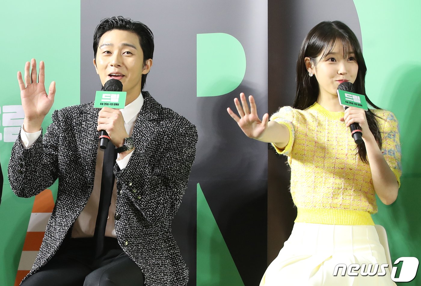 본문 이미지 - 배우 박서준과 아이유(오른쪽)가 24일 서울 강남구 메가박스 코엑스에서 열린 영화 '드림'(감독 이병헌) VIP 시사회에서 손을 흔들고 있다. ⓒ News1 권현진 기자