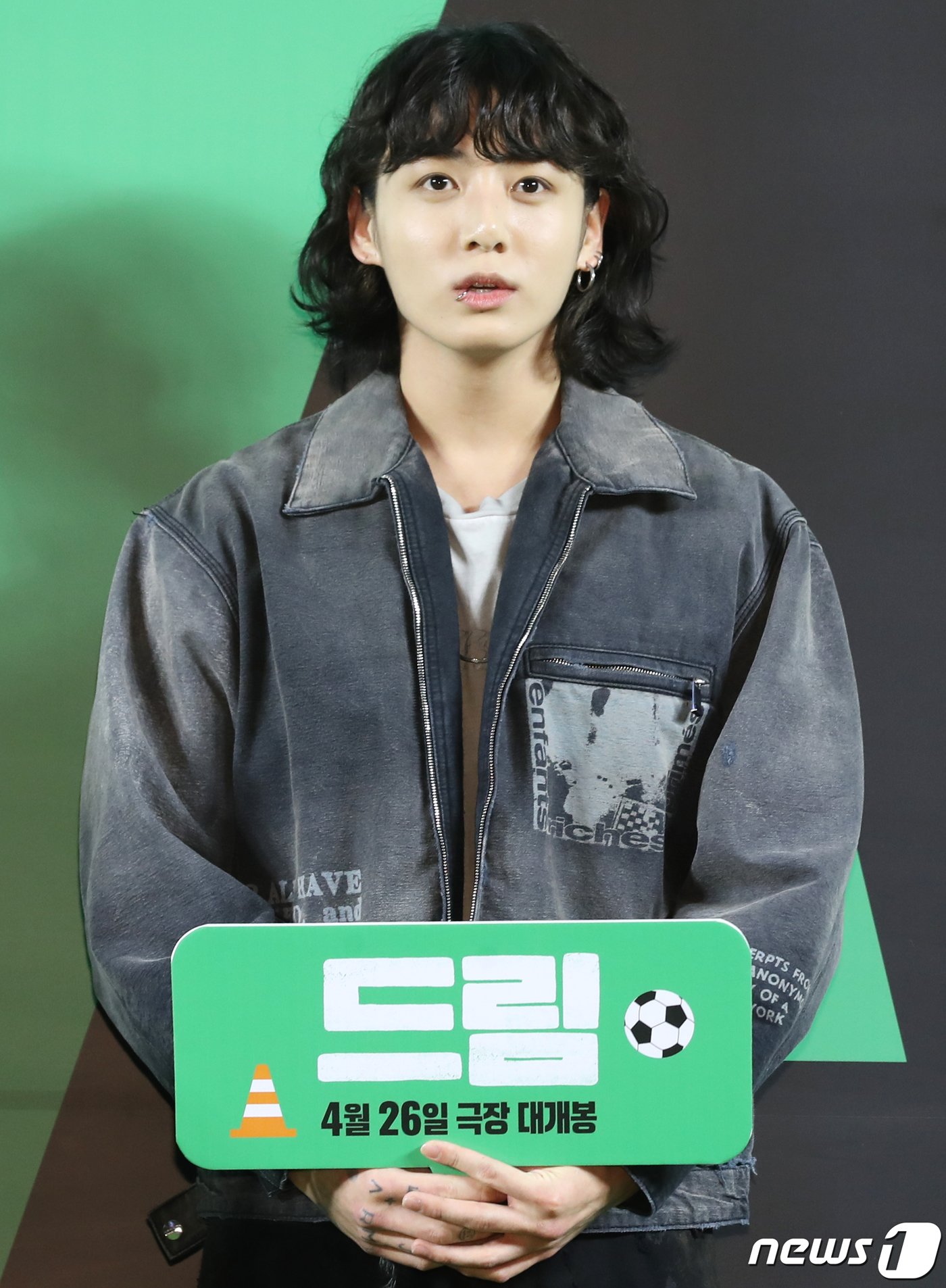 본문 이미지 - 방탄소년단(BTS) 정국이 24일 서울 강남구 메가박스 코엑스에서 열린 영화 '드림'(감독 이병헌) VIP 시사회에서 인사를 하고 있다. ⓒ News1 권현진 기자