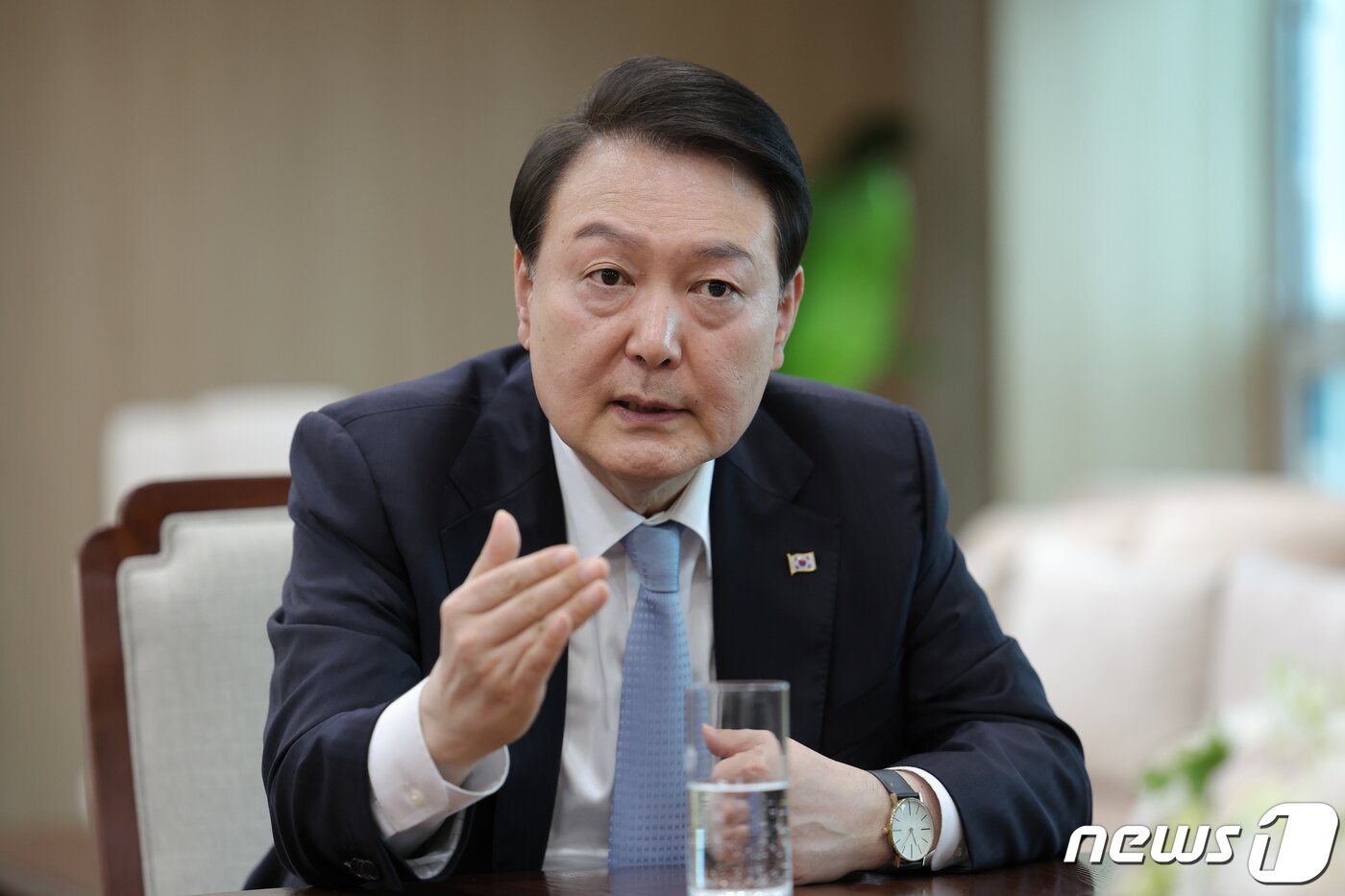 본문 이미지 - 윤석열 대통령이 미국 순방을 앞두고 용산 대통령실 청사 집무실에서 워싱턴포스트와 인터뷰를 하고 있다. (대통령실 제공) 2023.4.24/뉴스1 ⓒ News1 오대일 기자
