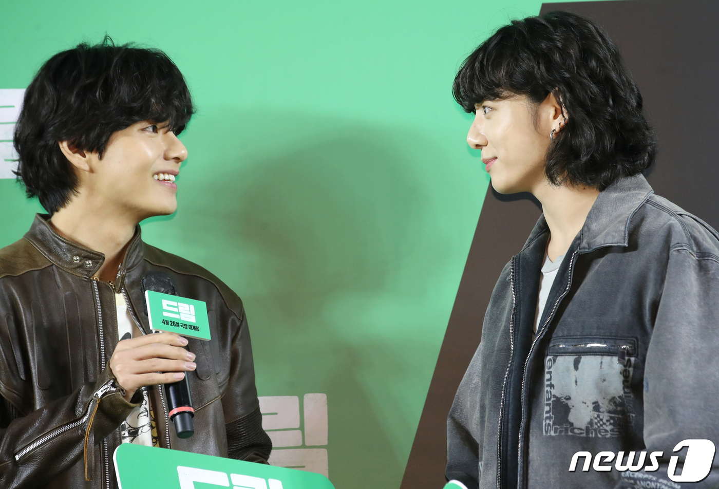 (서울=뉴스1) 권현진 기자 = 방탄소년단(BTS) 뷔와 정국(오른쪽)이 24일 서울 강남구 메가박스 코엑스에서 열린 영화 '드림'(감독 이병헌) VIP 시사회에 참석하고 있다.' …