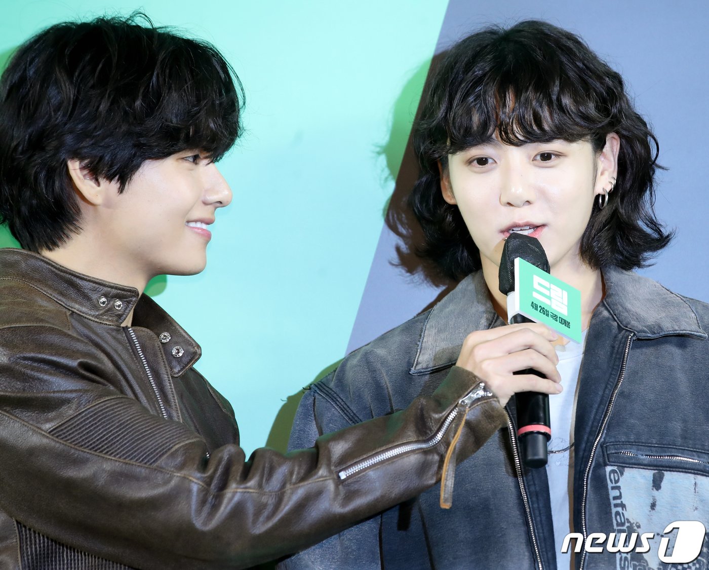 본문 이미지 - 방탄소년단(BTS) 뷔와 정국(오른쪽)이 24일 서울 강남구 메가박스 코엑스에서 열린 영화 '드림'(감독 이병헌) VIP 시사회에서 영화 흥행 대박을 기원하고 있다. ⓒ News1 권현진 기자