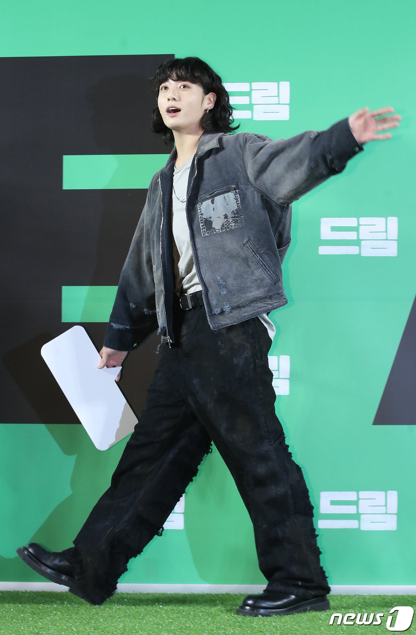 본문 이미지 - 방탄소년단(BTS) 정국이 24일 서울 강남구 메가박스 코엑스에서 열린 영화 '드림'(감독 이병헌) VIP 시사회에 참석해 환호하는 팬에게 손 인사를 하고 있다.  ⓒ News1 권현진 기자