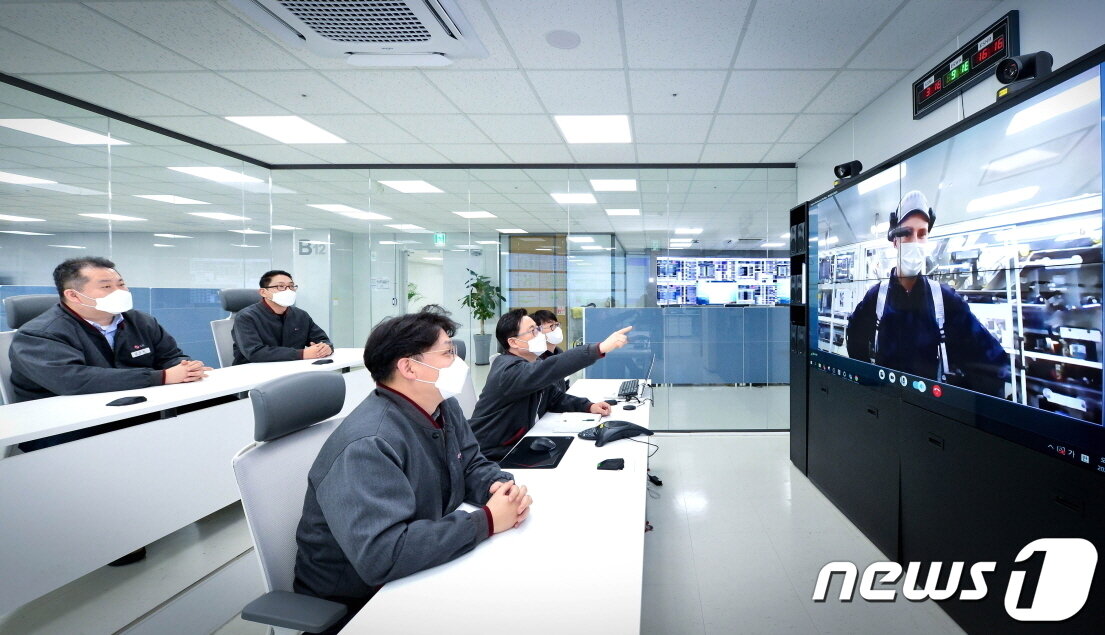 본문 이미지 - 오창 에너지플랜트에 위치한 FMCC(Factory Monitoring Control Center)에서 LG에너지솔루션 직원이 폴란드공장 현지직원에게 원격지원을 하고 있다.(LG에너지솔루션 제공) ⓒ News1 한재준 기자