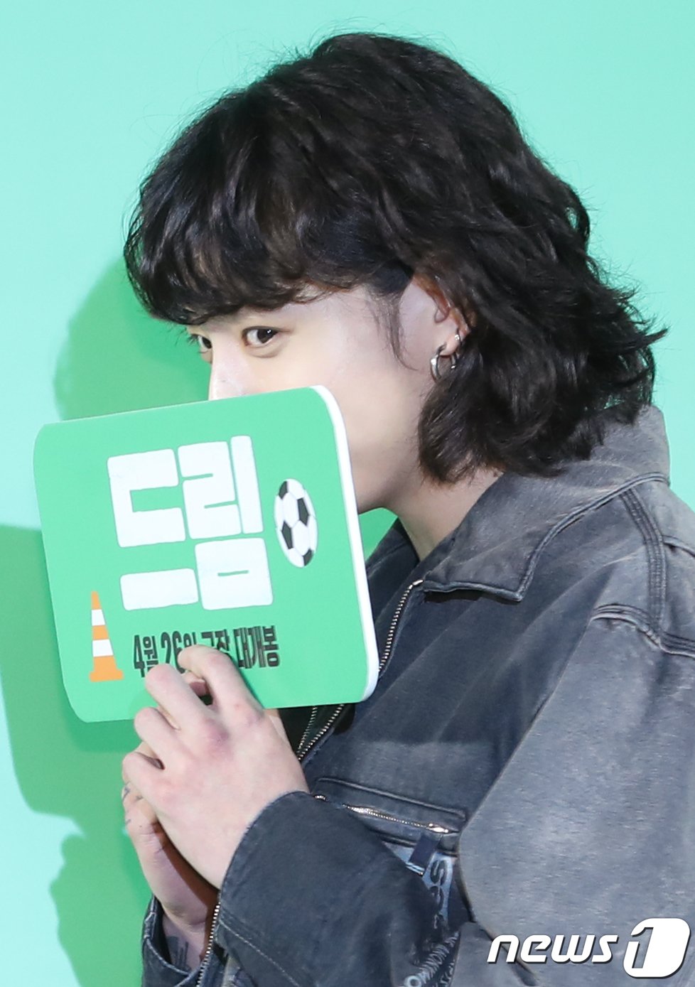 본문 이미지 - 방탄소년단(BTS) 정국이 24일 서울 강남구 메가박스 코엑스에서 열린 영화 '드림'(감독 이병헌) VIP 시사회에 참석하고 있다. ⓒ News1 권현진 기자