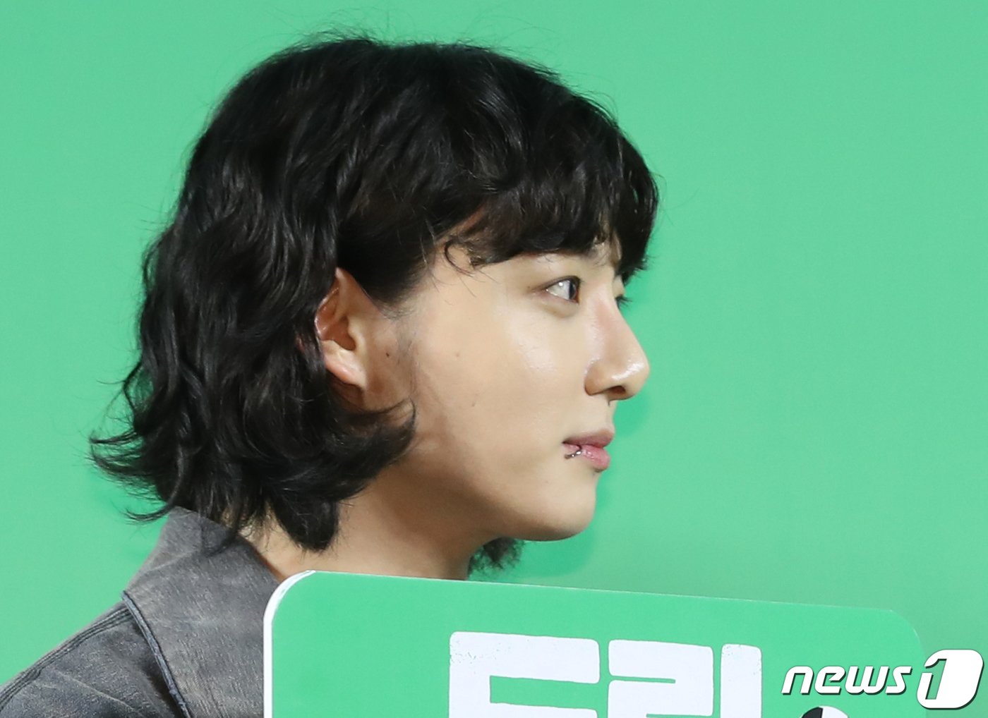 본문 이미지 - 방탄소년단(BTS) 정국이2 4일 서울 강남구 메가박스 코엑스에서 열린 영화 '드림'(감독 이병헌) VIP 시사회에 단발 웨이브를 하고 참석하고 있다. ⓒ News1 권현진 기자