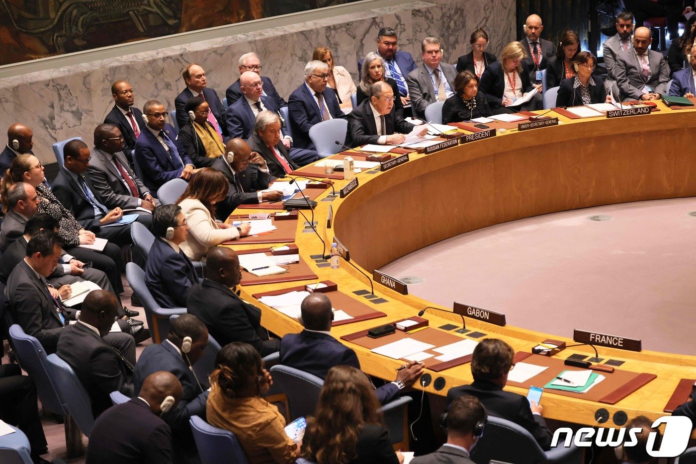 본문 이미지 - 세르게이 라브로프 러시아 외무장관이 지난 4월24일(현지시간) 뉴욕 유엔본부에서 4월 안보리 순회 의장국 자격으로 '국제 평화와 다자주의' 주제의 안보리 회의가 열리고 있다. ⓒ AFP=뉴스1 ⓒ News1 우동명 기자