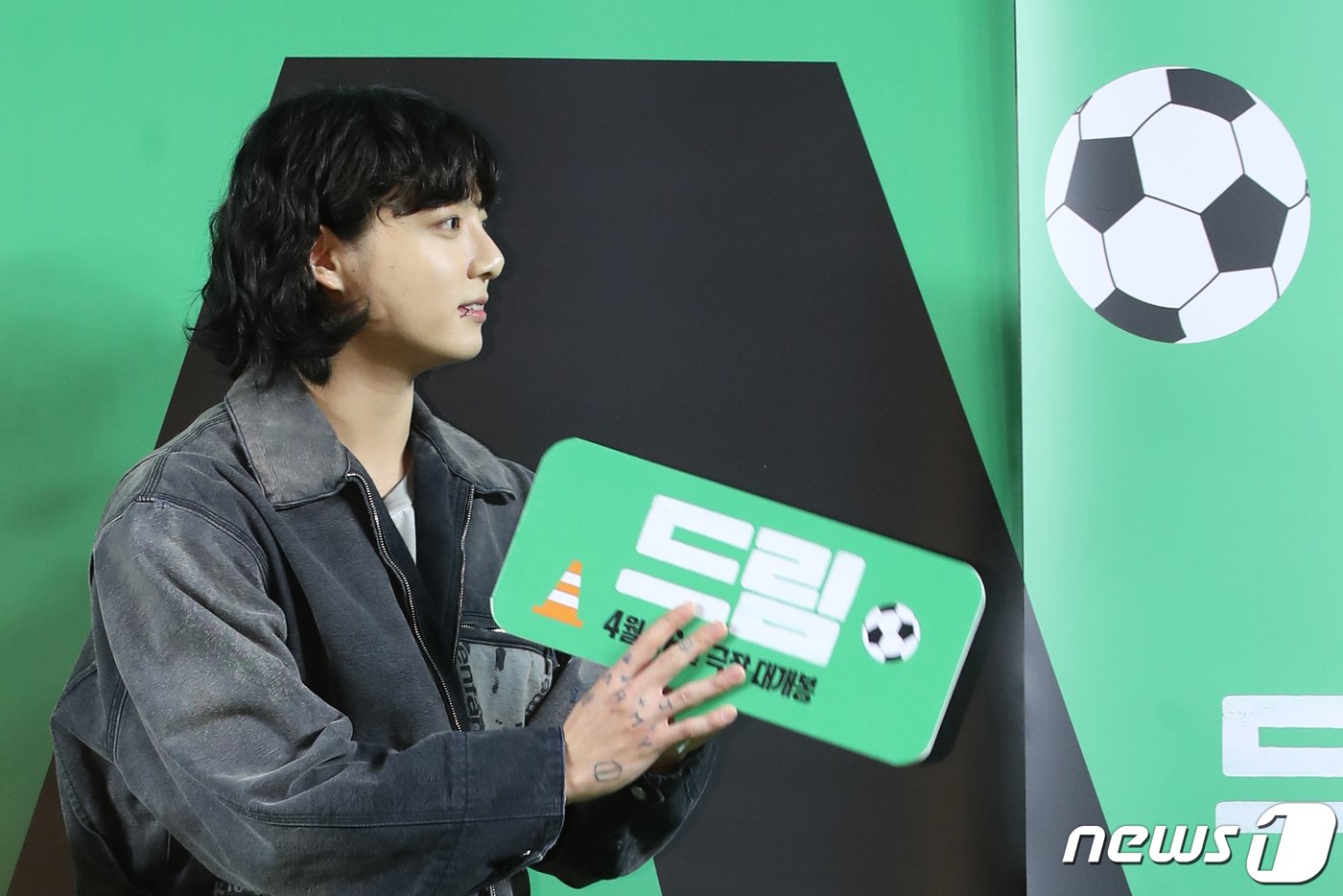 본문 이미지 - 방탄소년단(BTS) 정국이 24일 서울 강남구 메가박스 코엑스에서 열린 영화 '드림'(감독 이병헌) VIP 시사회에서 인사를 하고 있다. ⓒ News1 권현진 기자