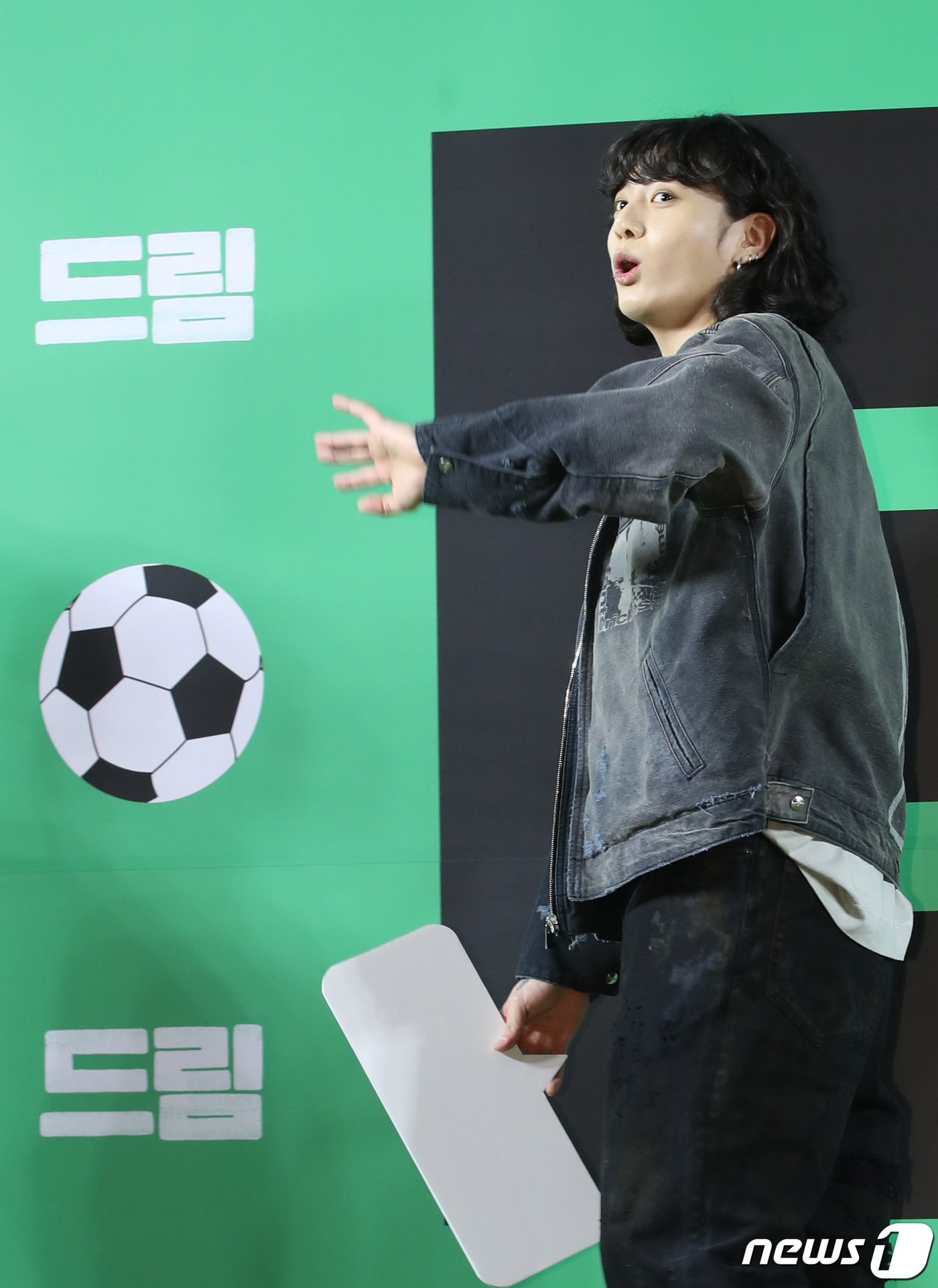 본문 이미지 - 방탄소년단(BTS) 정국이 24일 서울 강남구 메가박스 코엑스에서 열린 영화 '드림'(감독 이병헌) VIP 시사회에서 환호하는 팬에게 손 인사를 하고 있다. ⓒ News1 권현진 기자