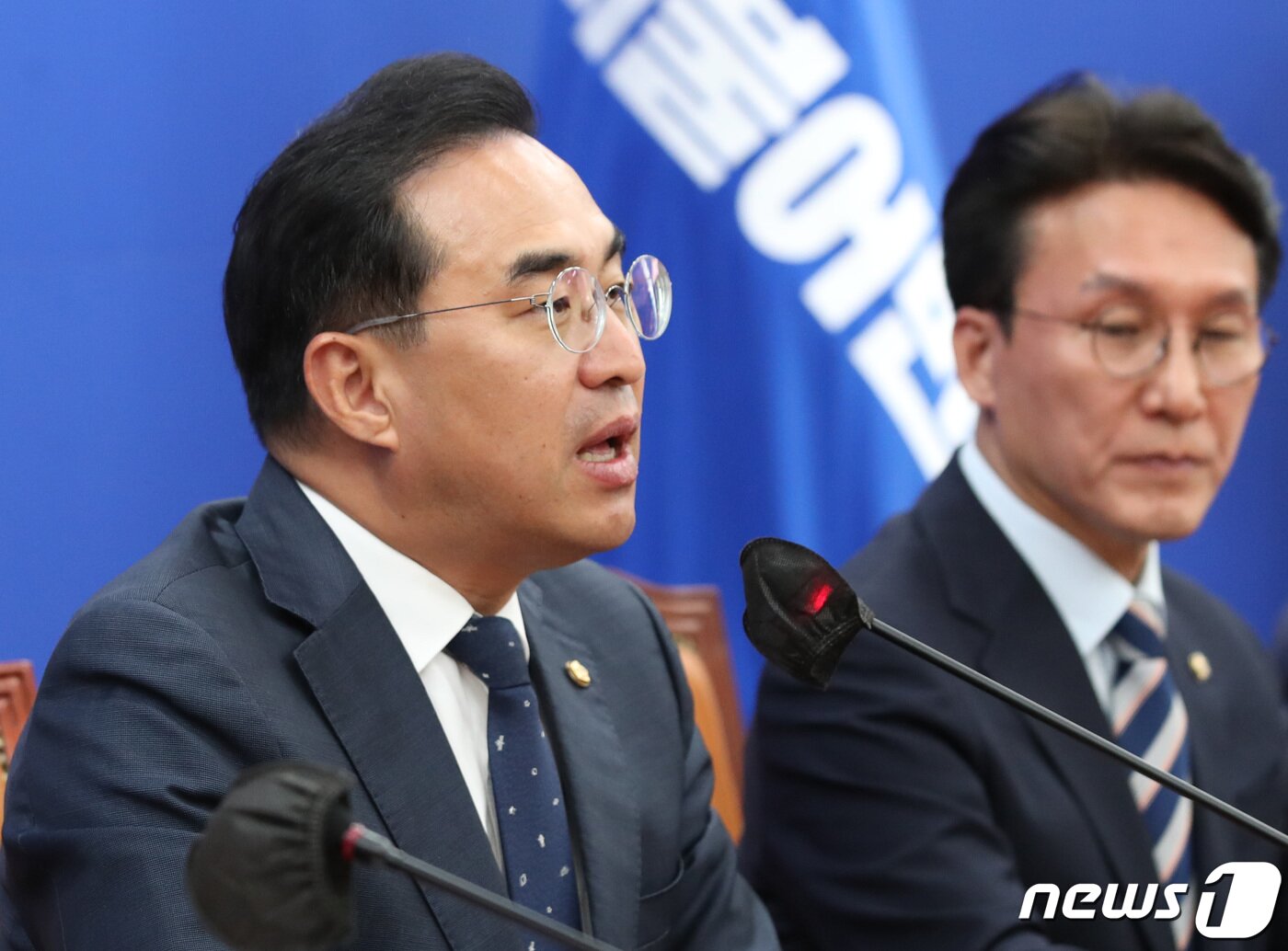 본문 이미지 - 박홍근 더불어민주당 원내대표가 25일 오전 서울 여의도 국회에서 열린 원내대책회의에서 모두발언을 하고 있다. 2023.4.25/뉴스1 ⓒ News1 구윤성 기자