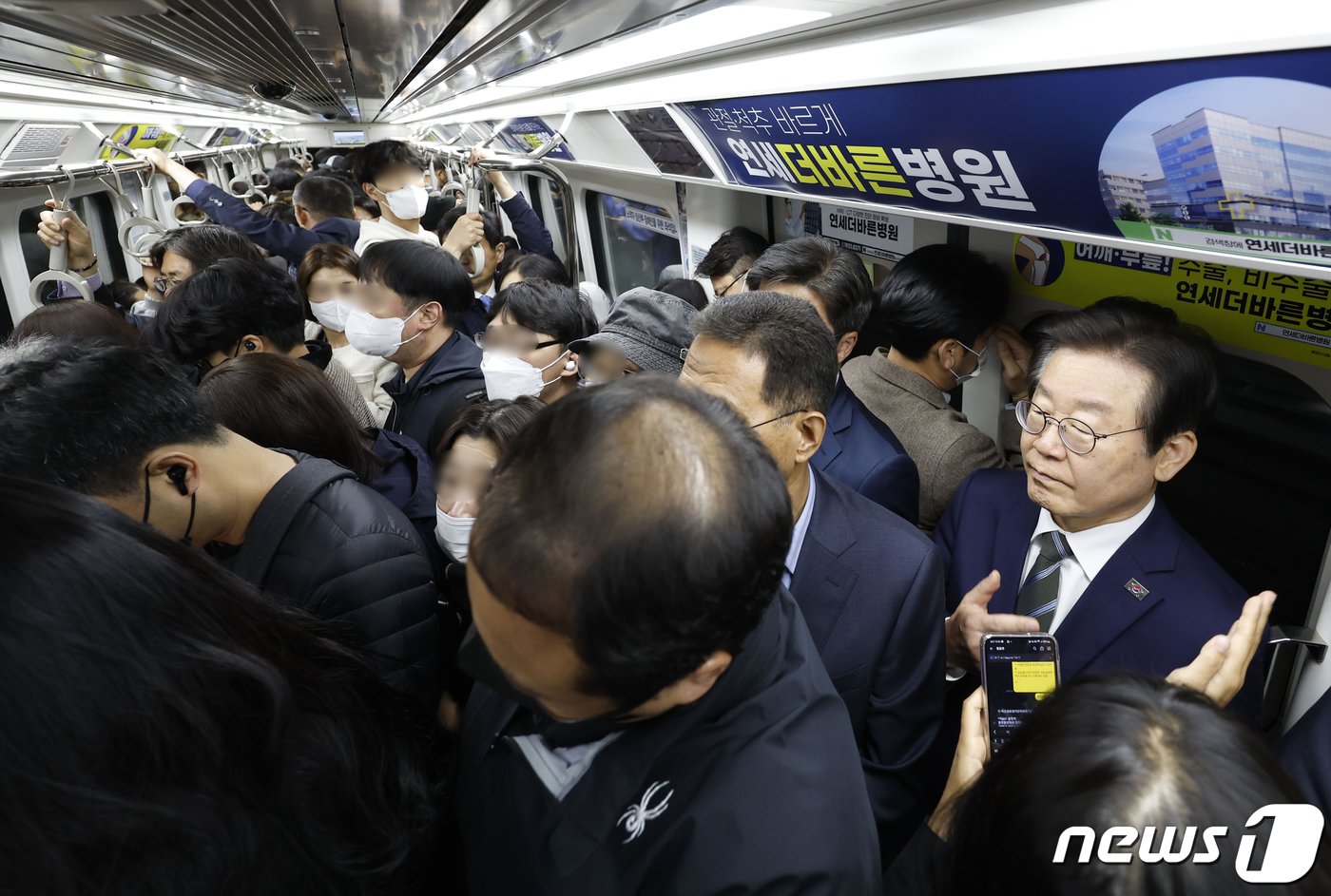 이재명 더불어민주당 대표가 25일 오전 경기도 김포시 김포도시철도&#40;김포골드라인&#41; 운양역에서 열차를 타고 승객 과밀 상황을 살피고 있다. 2023.4.25/뉴스1 ⓒ News1 국회사진취재단