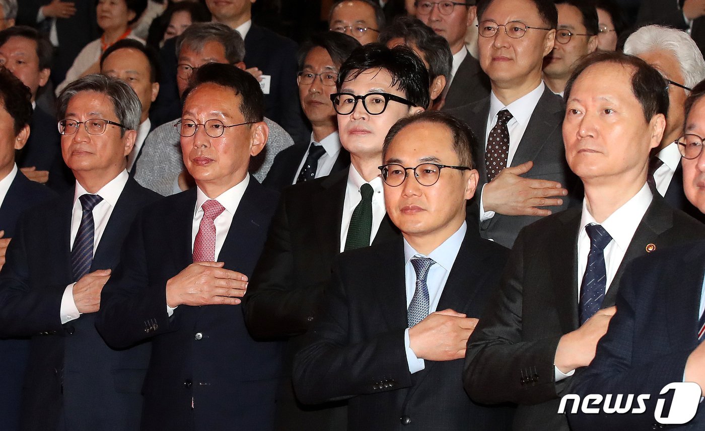 본문 이미지 - 25일 서울 종로구 정부서울청사 별관에서 열린 60회 법의날 기념식에서 김명수 대법원장, 한동훈 법무부 장관, 이원석 검찰총장을 비롯한 참석자들이 국민의례를 하고 있다. 왼쪽부터 김명수 대법원장, 김도읍 법제사법위원장, 한동훈 법무부 장관, 이원석 검창총장, 이완규 법제처장. 2023.4.25/뉴스1 ⓒ News1 박지혜 기자