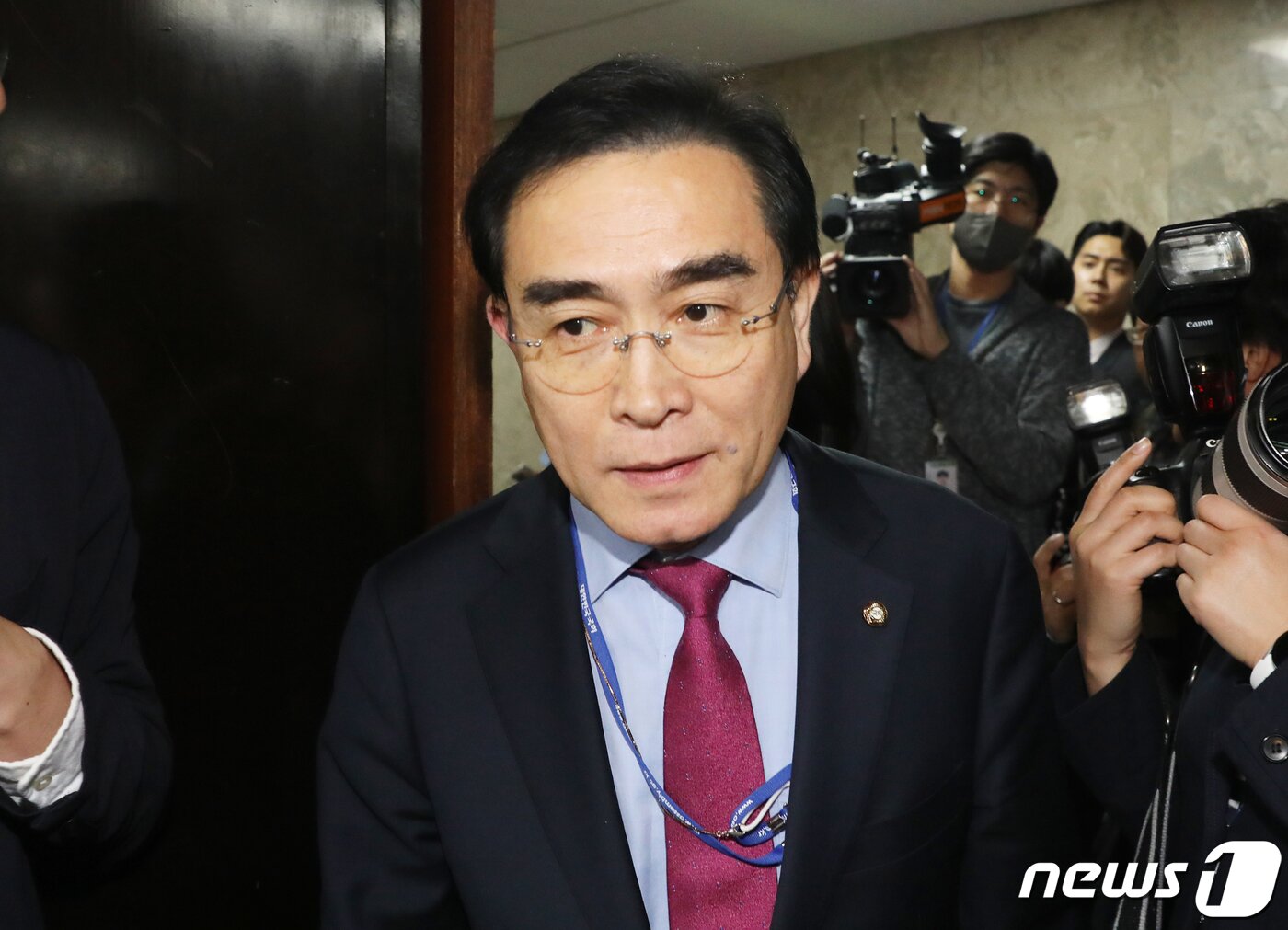 본문 이미지 - 태영호 국민의힘 최고위원이 25일 서울 여의도 국회에서 열린 의원총회에 참석하고 있다. 2023.4.25/뉴스1 ⓒ News1 ,송원영 기자