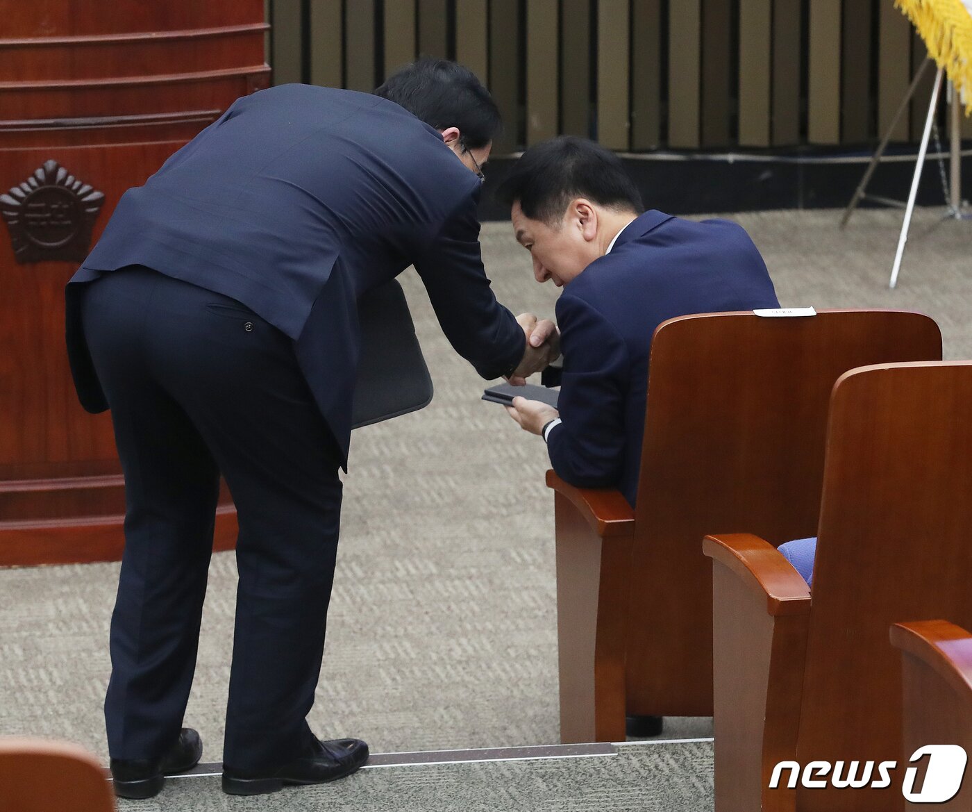 본문 이미지 - 태영호 국민의힘 최고위원이 25일 서울 여의도 국회에서 열린 의원총회에서 김기현 대표를 찾아 인사를 하고 있다. 2023.4.25/뉴스1 ⓒ News1 송원영 기자