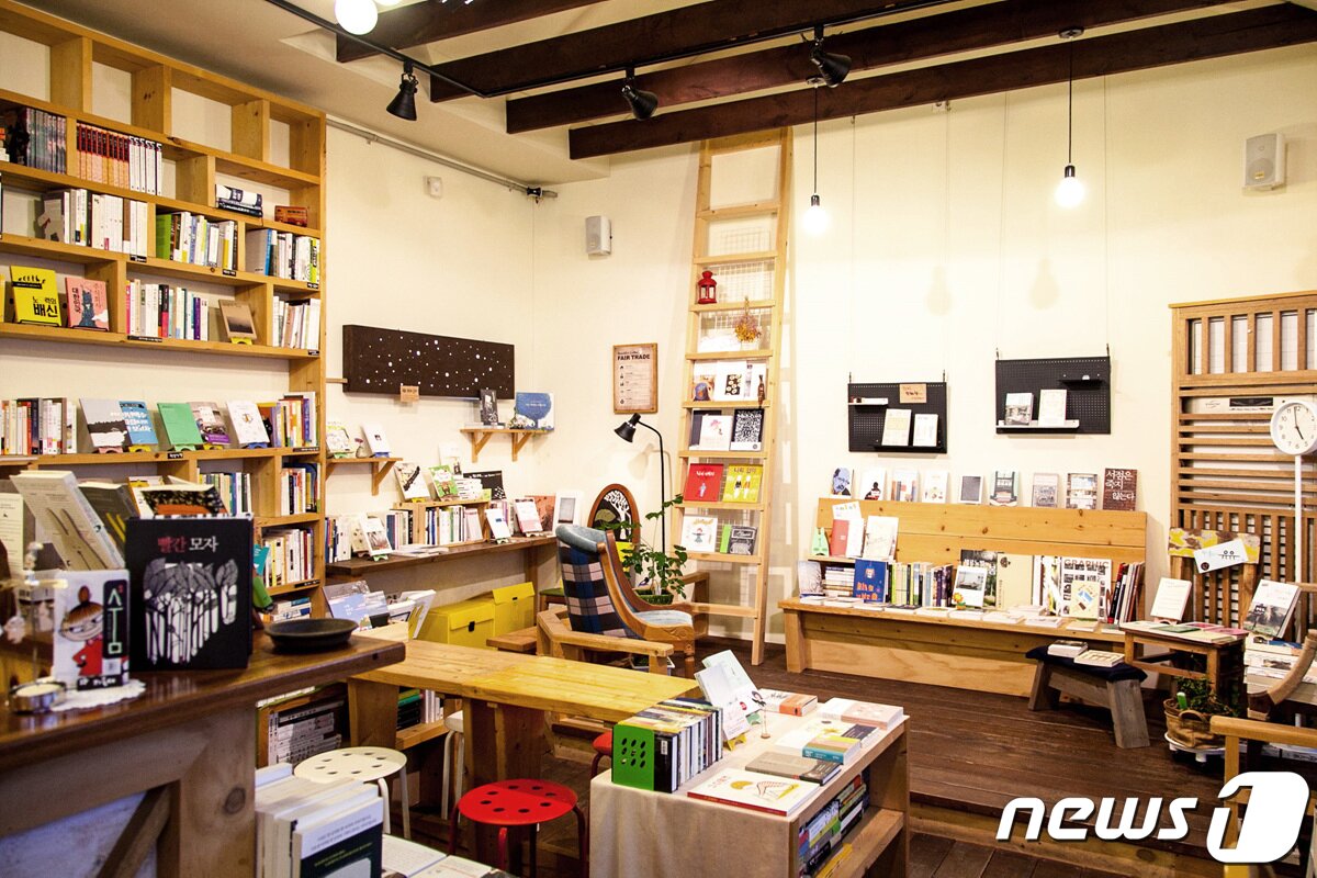 본문 이미지 - 광주 광산구가 인증한 지역서점 '동네 책방 숨' 전경 자료 사진. ⓒ 뉴스1 DB