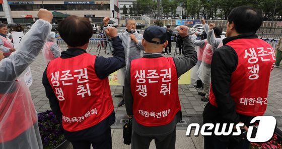 대한육견협회 회원들이 25일 오후 서울 용산구 전쟁기념관 앞에서 기자회견을 열고 김건희 여사의