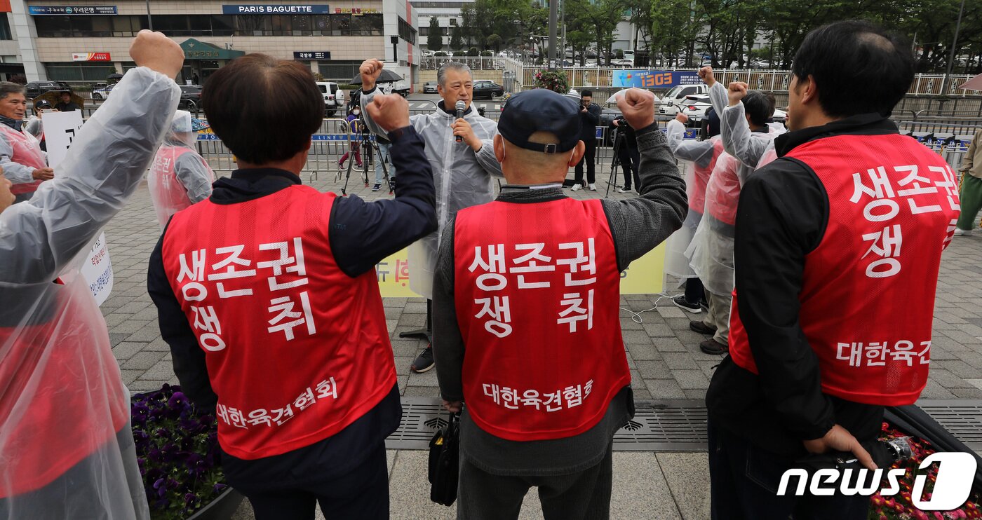 본문 이미지 - 대한육견협회 회원들이 25일 오후 서울 용산구 전쟁기념관 앞에서 기자회견을 열고 김건희 여사의 "개식용을 임기내에 종식하겠다＂는 발언과 관련, 공개적인 사과와 재발방지를 위한 약속을 서면으로 해줄 것을 촉구하고 있다. 2023.4.25/뉴스1 ⓒ News1 이동해 기자