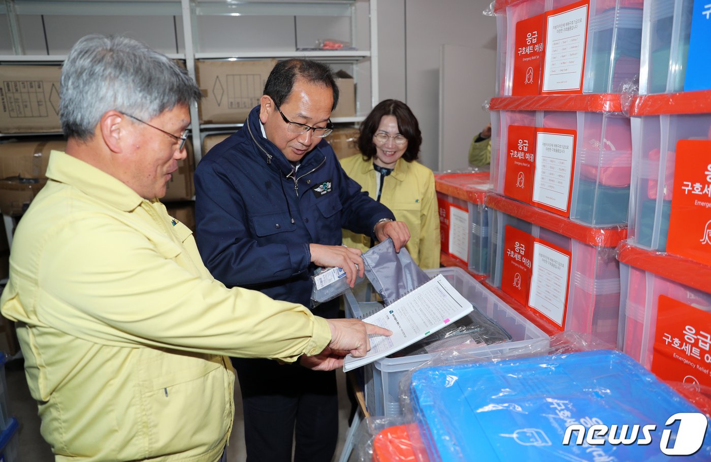 강병삼 제주시장이 25일 제주시 이호2동의 한 재해구소창구에서 응급구호세트 관리 실태를 점검하고 있다.&#40;제주시 제공&#41;