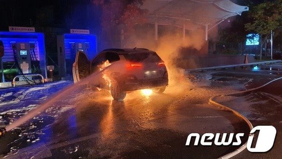 본문 이미지 - 지난 2020년 남양주시 와부읍 주민자치센터 전기차 급속충전소에서 충전 중이던 현대자동차 코나 전기차에서 불이 났다.(남양주 소방서 제공)ⓒ 뉴스1