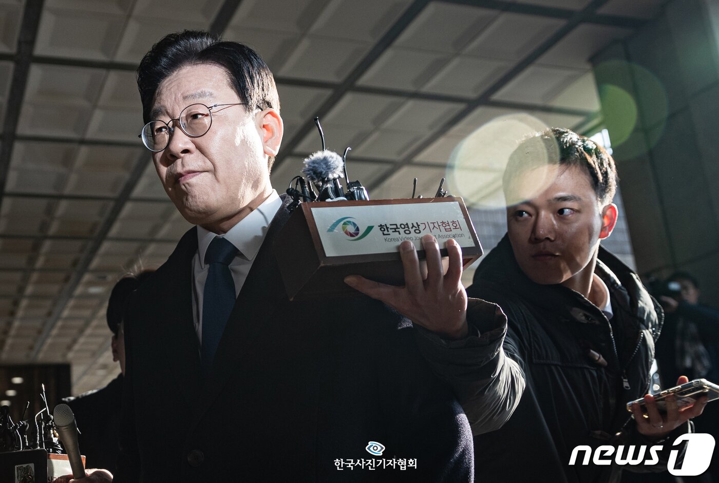 본문 이미지 -  이재명 더불어민주당 대표가 대장동 개발 특혜 의혹 사건 관련 검찰 조사를 받기 위해 28일 오전 서울 서초구 서울중앙지방검찰청에 출석하고 있다. ⓒ News1 이재명기자 