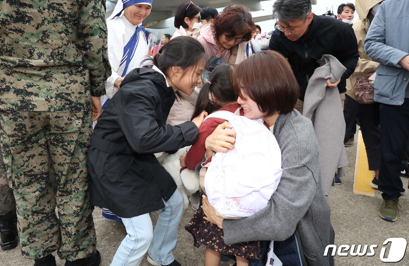 본문 이미지 - 수단 군벌 간 무력 충돌로 고립됐다가 우리 정부의 ‘프라미스(Promise·약속)’ 작전을 통해 철수한 우리 교민 어린이가 25일 경기 성남시 서울공항으로 입국해 가족을 만나고 있다. 2023.4.25/뉴스1 ⓒ News1 사진공동취재단