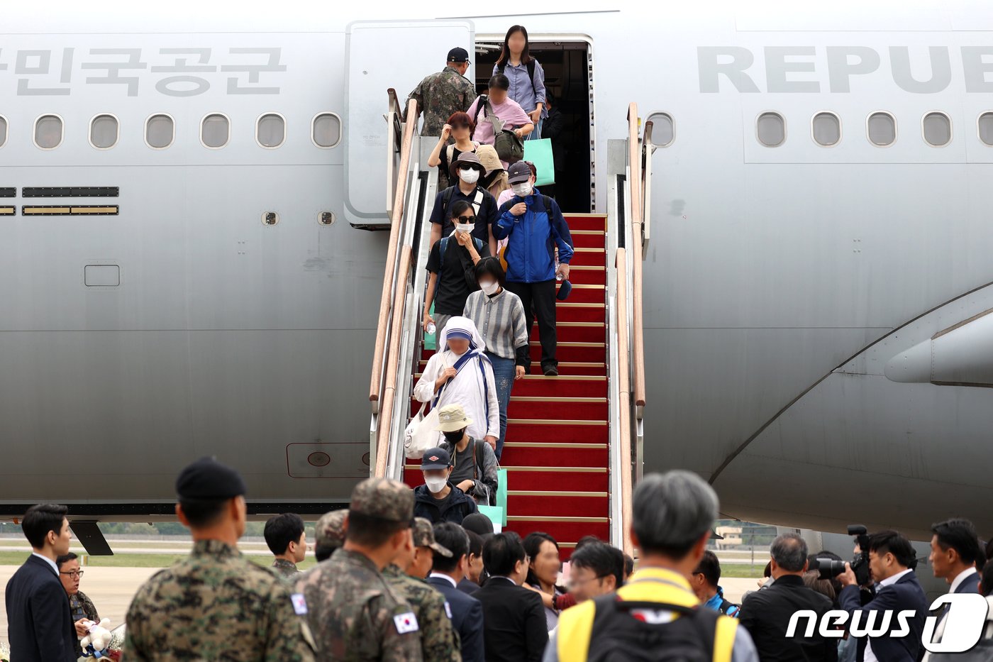 본문 이미지 - 지난 4월 ‘프라미스 작전'을 통해 수단ㅇ서 철수한 우리 교민들./뉴스1 ⓒ News1 사진공동취재단