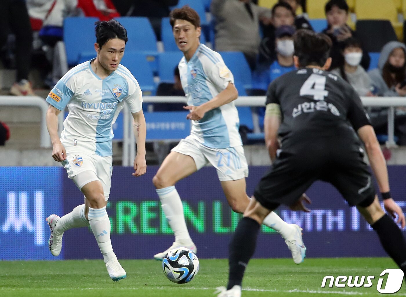 본문 이미지 - 25일 오후 인천광역시 중구 도원동 인천축구전용경기장에서 열린 하나원큐 K리그1 9라운드 인천유나이티드와 울산현대의 경기에서 엄원상이 상대 문전을 향해 드리블을 하고 있다. 2023.4.25/뉴스1 ⓒ News1 박정호 기자