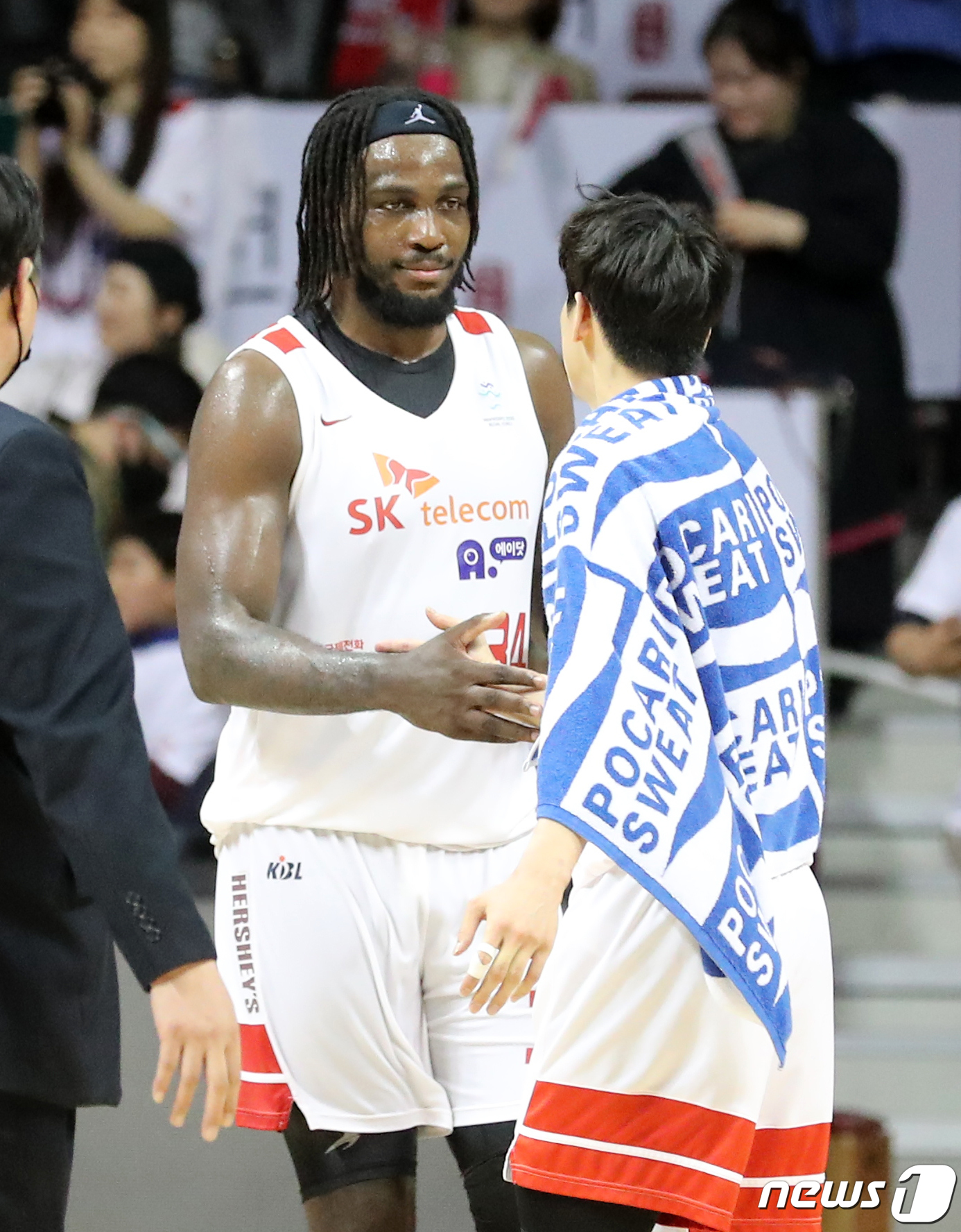 (안양=뉴스1) 김진환 기자 = 25일 경기도 안양실내체육관에서 열린 2022-2023 SKT 에이닷 프로농구 챔피언결정전 1차전 안양 KGC와 서울 SK와의 경기, 77대69로 …