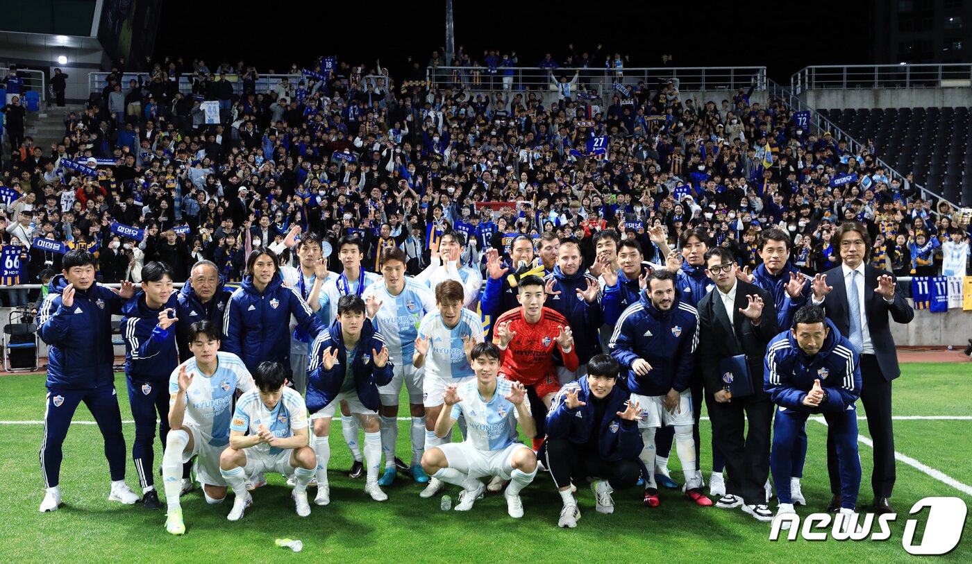 본문 이미지 - 25일 오후 인천광역시 중구 도원동 인천축구전용경기장에서 열린 하나원큐 K리그1 9라운드 인천유나이티드와 울산현대의 경기에서 1:0 승리를 거둔 울산 홍명보 감독과 선수들이 서포터즈들과 함께 기념 촬영을 하고 있다. 2023.4.25/뉴스1 ⓒ News1 박정호 기자