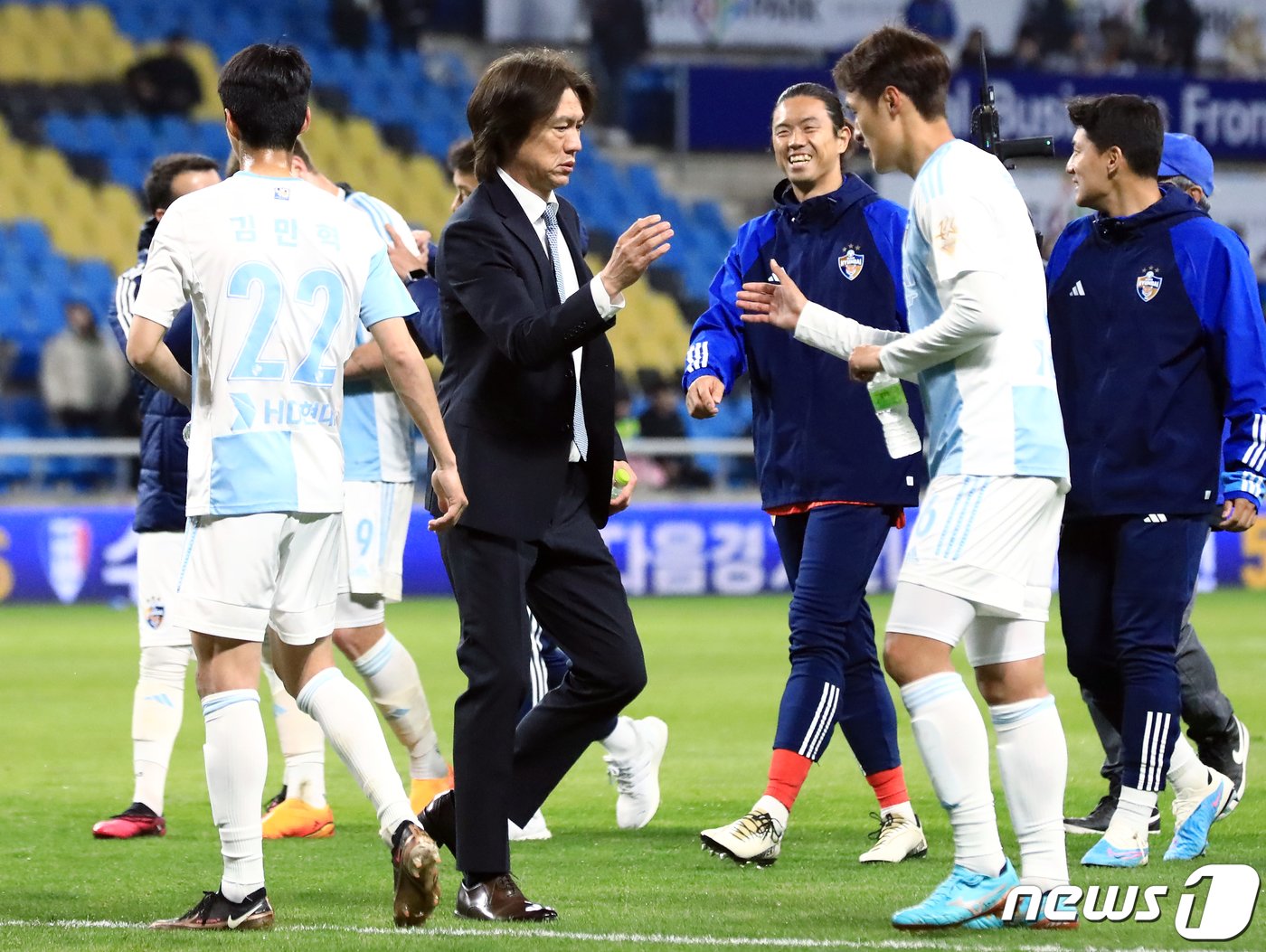 25일 오후 인천광역시 중구 도원동 인천축구전용경기장에서 열린 하나원큐 K리그1 9라운드 인천유나이티드와 울산현대의 경기에서 1:0 승리를 거둔 울산 홍명보 감독과 선수들을 격려하고 있다. 2023.4.25/뉴스1 ⓒ News1 박정호 기자