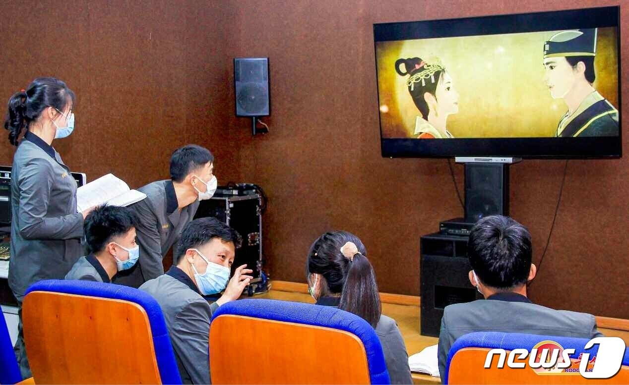 본문 이미지 - (평양 노동신문=뉴스1) = 조선４·26만화영화촬영소 일꾼들. [국내에서만 사용가능. 재배포 금지. DB 금지. For Use Only in the Republic of Korea. Redistribution Prohibited] rodongphoto@news1.kr