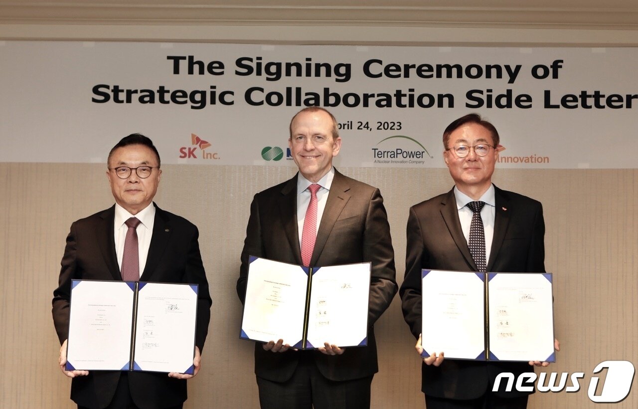본문 이미지 - 김준 SK이노베이션 부회장, 크리스 르베크 테라파워 CEO, 황주호 한국수력원자력 사장(오른쪽부터)이 지난 4월24일(현지시간) 미국 워싱턴 메디슨호텔에서 열린 ‘차세대 원전 기술 개발 및 사업화를 위한 상호 협력 계약’ 체결식에서 기념 촬영을 하고 있는 모습.(SK이노베이션 제공) ⓒ News1 한재준 기자