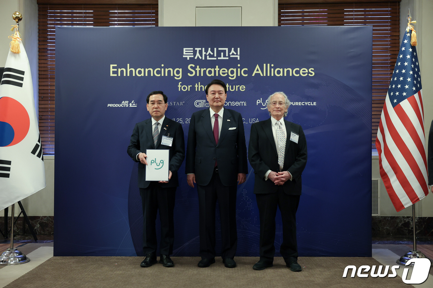 (서울=뉴스1) 오대일 기자 = 미국을 국빈 방문 중인 윤석열 대통령이 25일(현지시간) 워싱턴DC 상공회의소에서 열린 투자신고식에서 이창양 산업통상자원부 장관, 조지 맥나미 플러 …