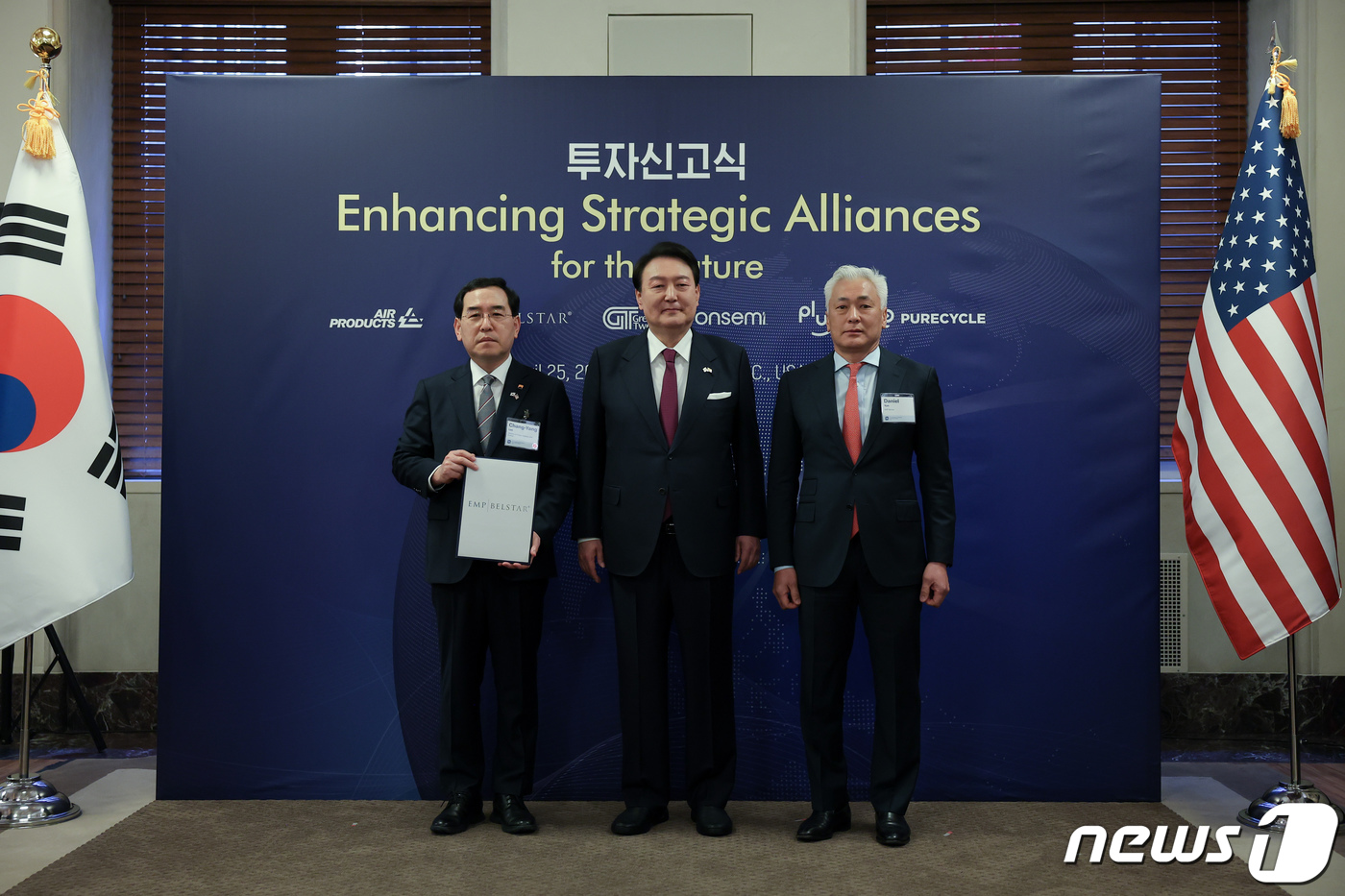 (서울=뉴스1) 오대일 기자 = 미국을 국빈 방문 중인 윤석열 대통령이 25일(현지시간) 워싱턴DC 상공회의소에서 열린 투자신고식에서 이창양 산업통상자원부 장관, 대니얼 윤 EMP …