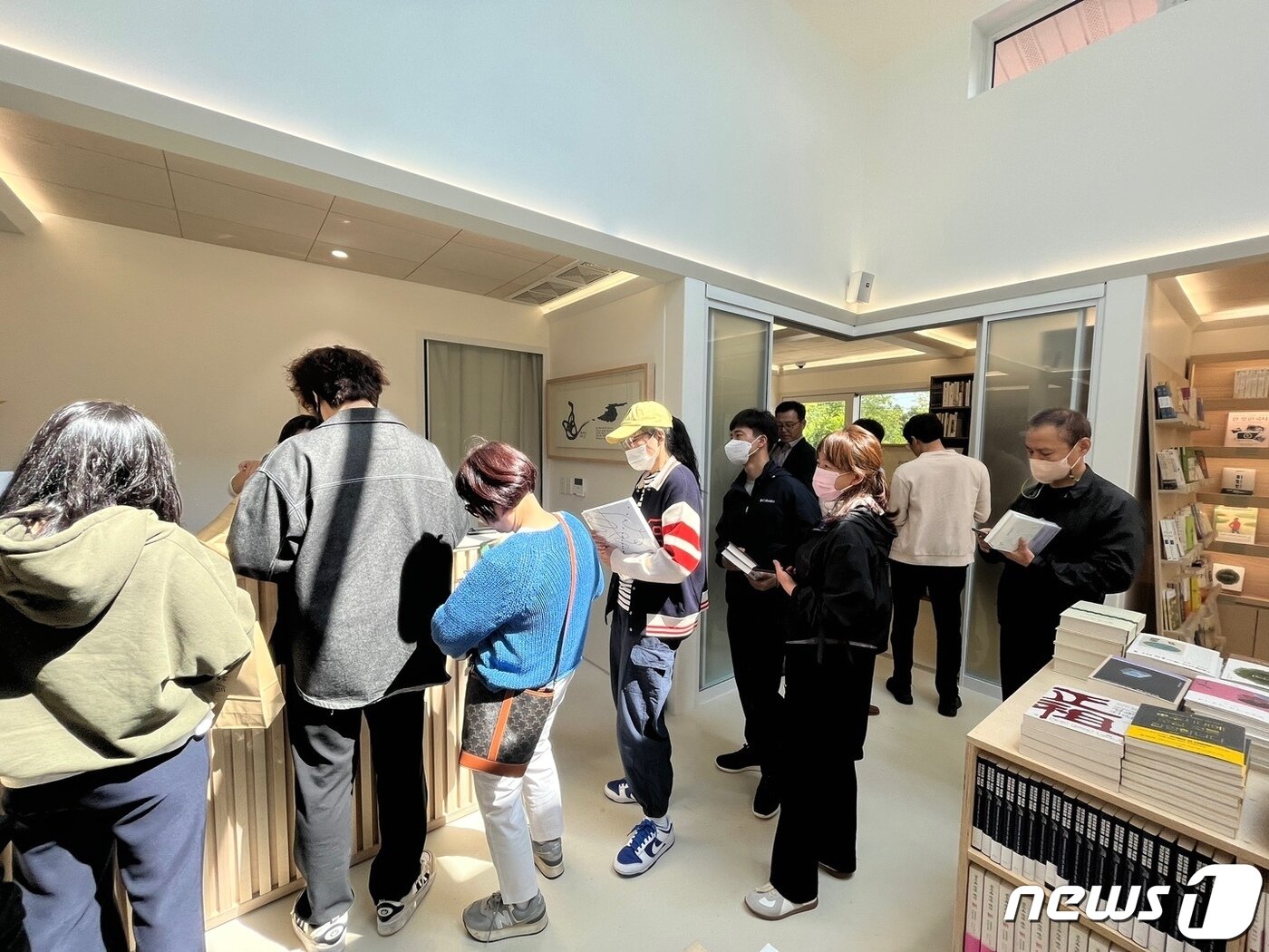 본문 이미지 - 26일 오전 경남 양산시 하북면 평산마을에 문을 연 문재인 전 대통령의 '평산 책방'을 찾은 시민들이 책을 둘러보고 있다. 2023.4.26/뉴스1 ⓒ News1 송보현 기자
