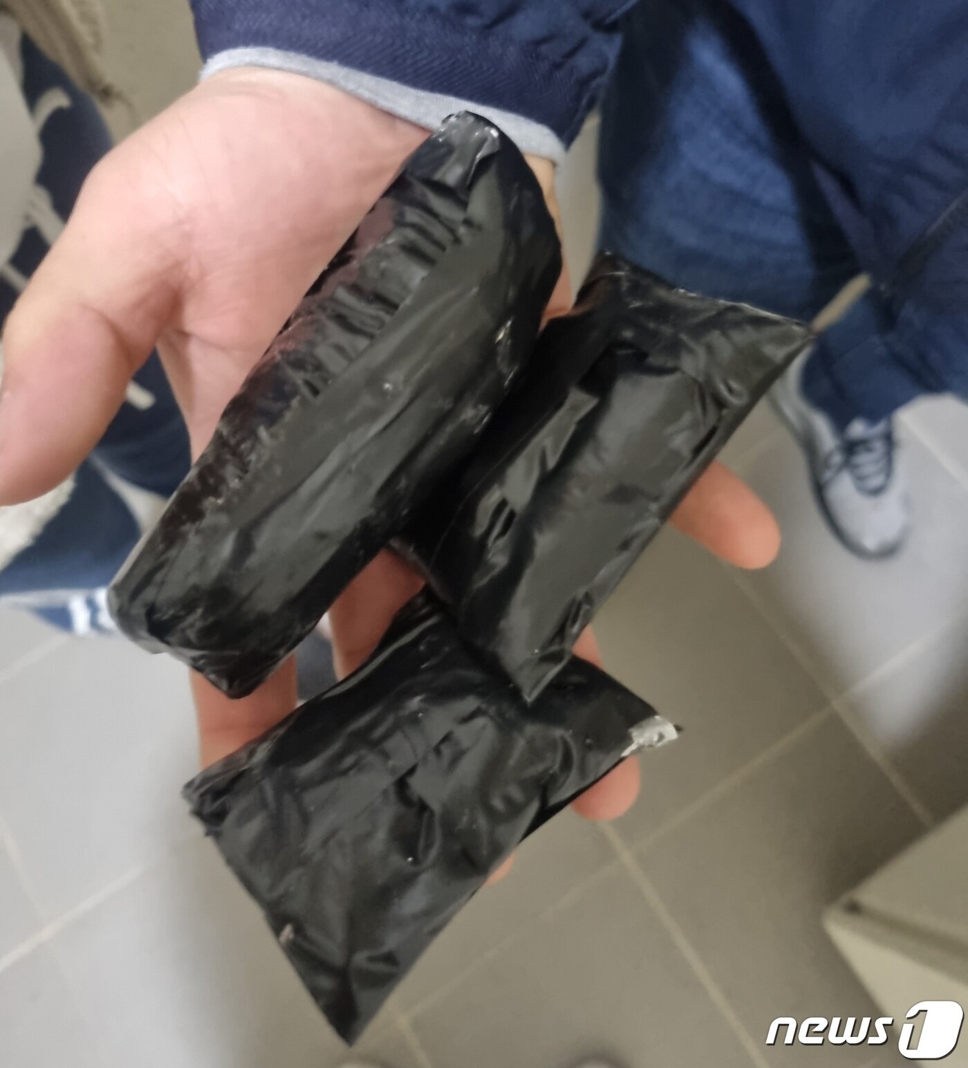 본문 이미지 -  'MZ 조폭'의 주요 범행 중 하나가 마약 판매다.  경찰이 은닉 필로폰을 수거하고 있다. (서울경찰청 제공) 2023.4.26/뉴스1