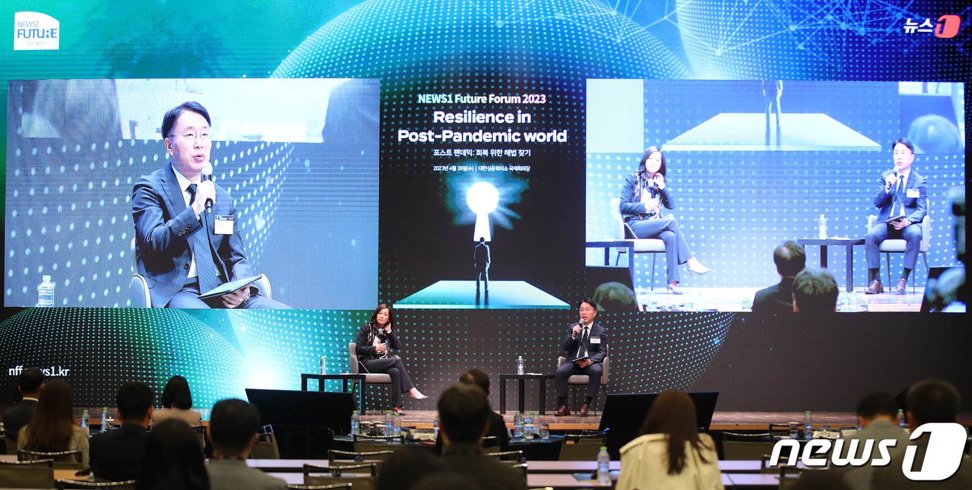 본문 이미지 - 수미 테리 미국 우드로 윌슨센터 아시아국장과 박원곤 이화여대 북한학과 교수가 26일 서울 중구 대한상공회의소 국제회의장에서 열린 '뉴스1 미래포럼 2023'에 참석, '북핵과 한반도 정세 전망'을 주제로 대담하고 있다. 2023.4.26/뉴스1 ⓒ News1 박지혜 기자