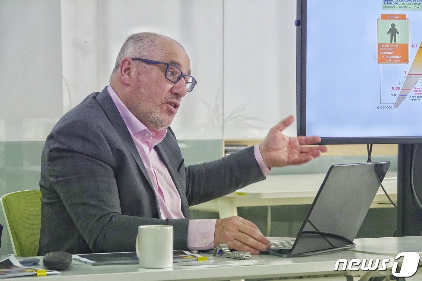 본문 이미지 - 숀 버니 그린피스 동아시아 원자력 수석 전문위원이 24일 서울 용산구 모처에서 도쿄전력이 공개했던 삼중수소 안전성에 대해 비판하고 있다. ⓒ 뉴스1 황덕현 기자