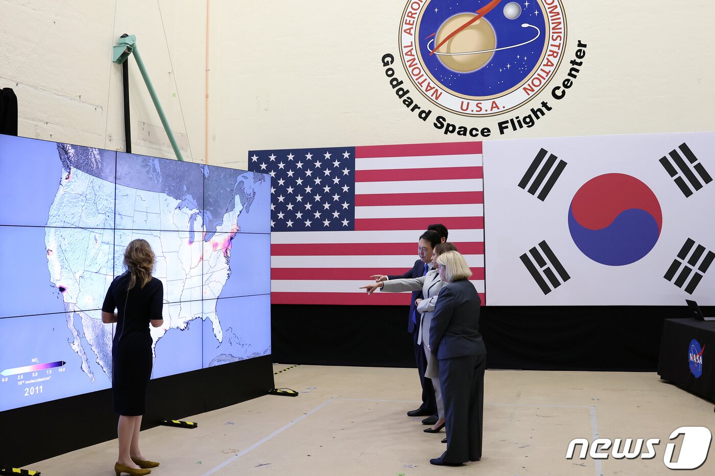 본문 이미지 - 윤석열 대통령이 25일(현지시간) 워싱턴DC 인근의 미 항공우주국(NASA) 고다드 우주비행센터를 방문, 카멀라 해리스 미국 부통령과 대화를 나누고 있다. (대통령실 홈페이지) 2023.4.26/뉴스1 ⓒ News1 오대일 기자
