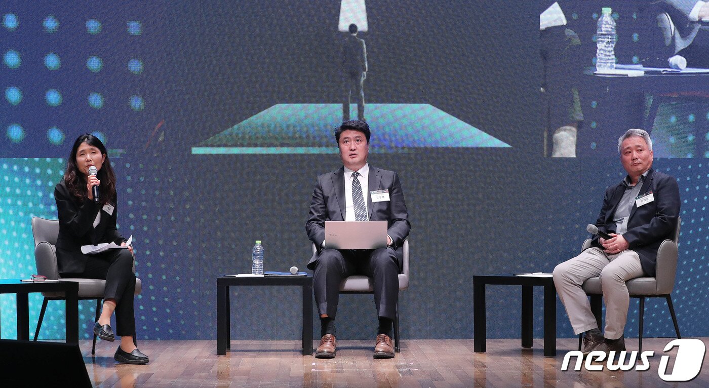 본문 이미지 - 차정미 국회미래연구원 국제전략연구센터장(왼쪽부터), 김상배 서울대 정치외교학과 교수, 최계영 정보통신정책연구원 선임연구위원이 26일 서울 중구 대한상공회의소 국제회의장에서 열린 뉴스1 미래포럼 2023에서 '미중 디지털 패권경쟁의 미래'를 주제로 대담을 나누고 있다. 이번 포럼은 '포스트 팬데믹시대 , 회복 위한 해법 찾기'(Resilience in Post-Pandemic World)를 주제로 뉴스1과 국회미래연구원이 공동 주최했다. 2023.4.26/뉴스1 ⓒ News1 박세연 기자