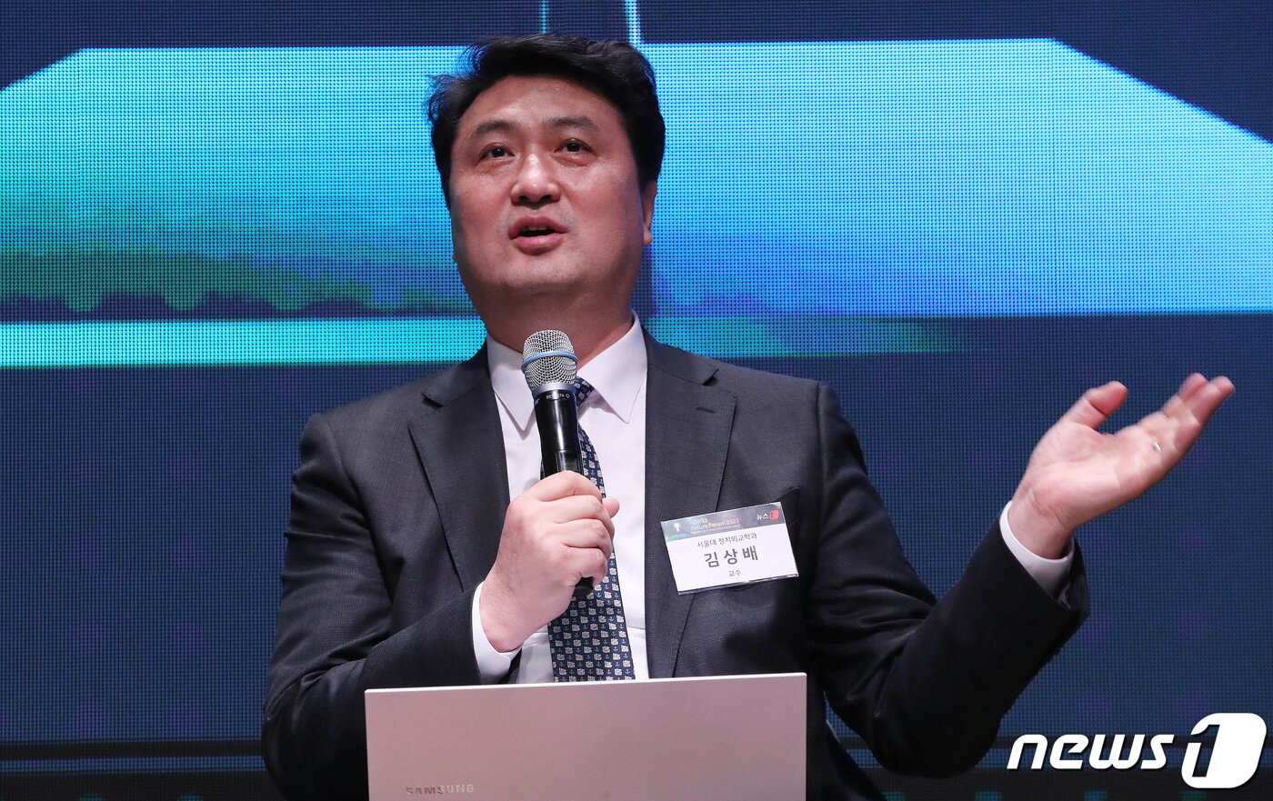 본문 이미지 - 김상배 서울대 정치외교학과 교수가 26일 서울 중구 대한상공회의소 국제회의장에서 열린 뉴스1 미래포럼 2023에서 '미중 디지털 패권경쟁의 미래'를 주제로 차정미 국회미래연구원 국제전략연구센터장, 최계영 정보통신정책연구원 선임연구위원과 대담을 나누고 있다. 이번 포럼은 '포스트 팬데믹시대 , 회복 위한 해법 찾기'(Resilience in Post-Pandemic World)를 주제로 뉴스1과 국회미래연구원이 공동 주최했다. 2023.4.26/뉴스1 ⓒ News1 박세연 기자