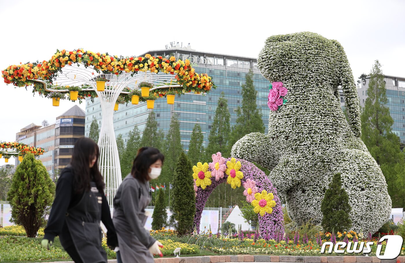 본문 이미지 - 26일 경기도 고양시 일산호수공원에서 열린 2023 고양국제꽃박람회 프레스데이에서 꽃으로 만든 10m 토끼 조형물이 전시돼 있다. 27일부터 오는 5월8일까지 일산호수공원에서 열리는 이번 박람회에는 해외 25개국이 참가한다. 2023.4.26/뉴스1 ⓒ News1 이승배 기자