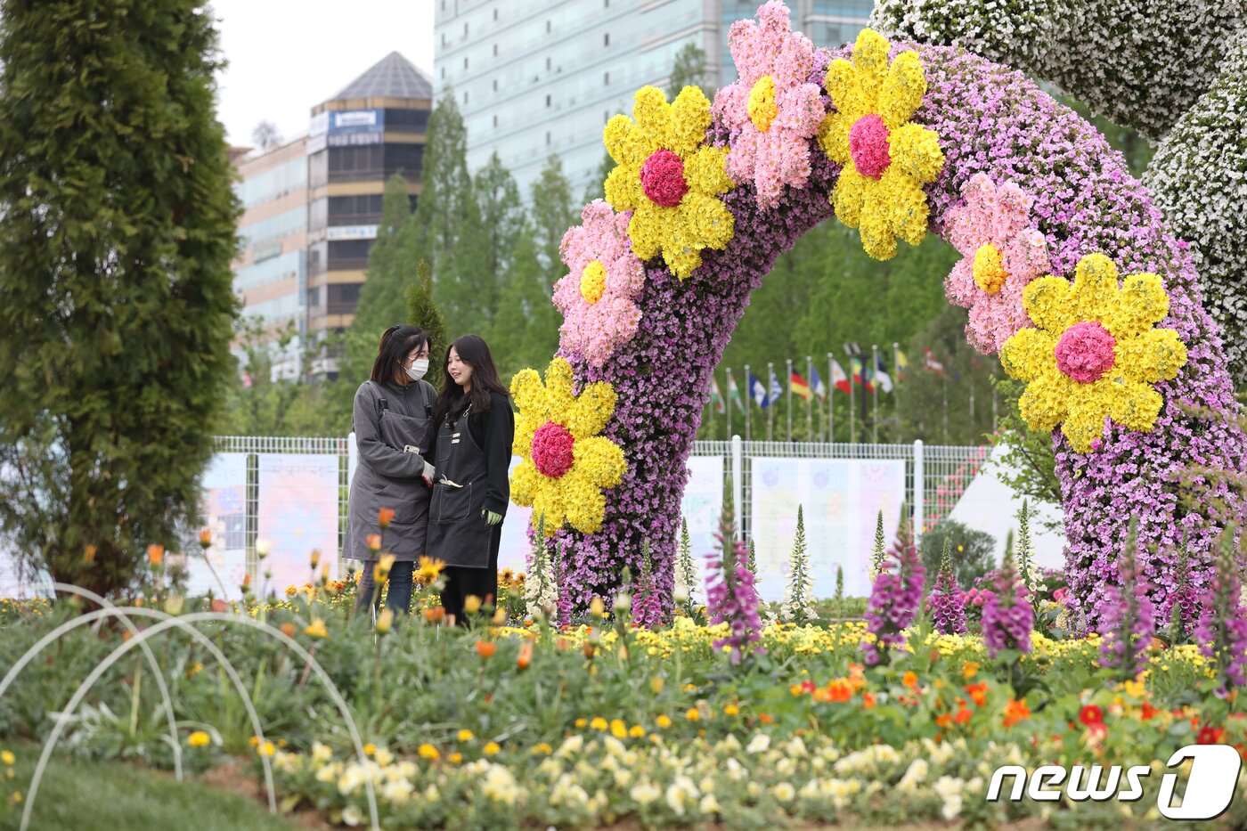 본문 이미지 - 26일 경기도 고양시 일산호수공원에서 열린 2023 고양국제꽃박람회 프레스데이에서 꽃으로 만든 조형물 등이 전시돼 있다. 27일부터 오는 5월8일까지 일산호수공원에서 열리는 이번 박람회에는 해외 25개국이 참가한다. 2023.4.26/뉴스1 ⓒ News1 이승배 기자