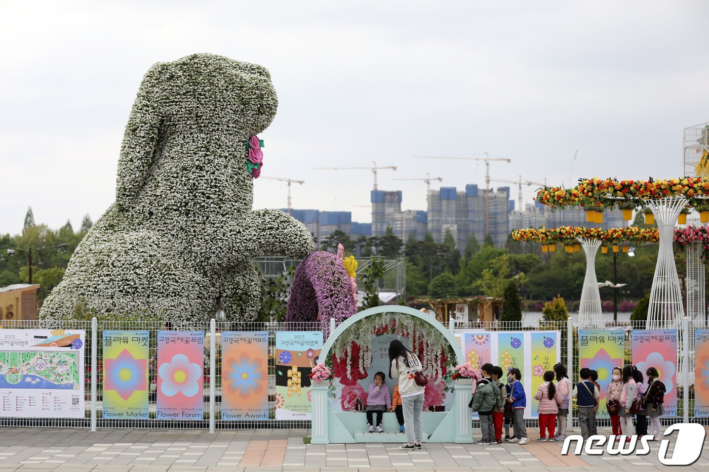 본문 이미지 - 26일 경기도 고양시 일산호수공원에서 열린 2023 고양국제꽃박람회 프레스데이에서 꽃으로 만든 10m 토끼 조형물이 전시돼 있다. 27일부터 오는 5월8일까지 일산호수공원에서 열리는 이번 박람회에는 해외 25개국이 참가한다. 2023.4.26/뉴스1 ⓒ News1 이승배 기자