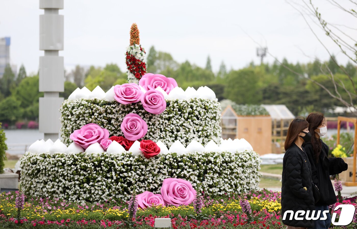 본문 이미지 - 26일 경기도 고양시 일산호수공원에서 열린 2023 고양국제꽃박람회 프레스데이에서 꽃으로 만든 조형물 등이 전시돼 있다. 27일부터 오는 5월8일까지 일산호수공원에서 열리는 이번 박람회에는 해외 25개국이 참가한다. 2023.4.26/뉴스1 ⓒ News1 이승배 기자