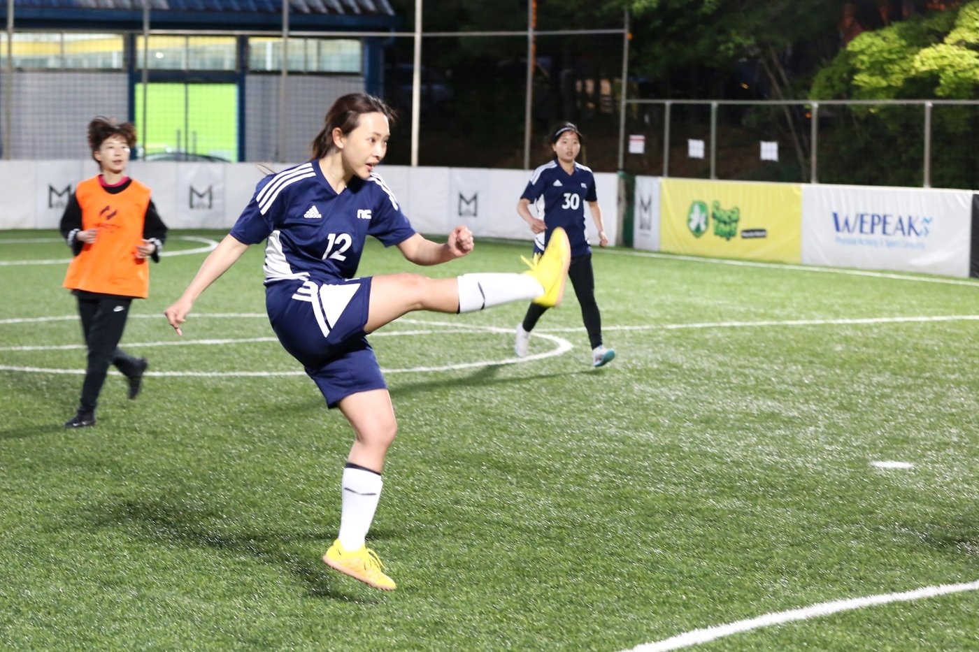 본문 이미지 - 24일 &lt;뉴스1&gt; 여성 풋살팀과의 친선경기에서 슛을 하고 있는 김지혜 선수의 모습 &#40;엔씨소프트 제공&#41;