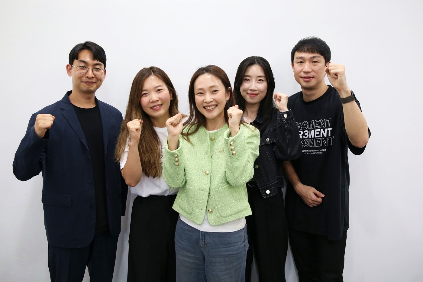 본문 이미지 - 25일 경기도 성남시 엔씨소프트 본사에서 인터뷰 후 포즈를 취하고 있는 FCNC 구성원들의 모습. 강한솔 코치&#40;좌측부터&#41;, 성유현 주장, 김지혜 선수, 김세진 선수, 송근원 감독 &#40;엔씨소프트 제공&#41;