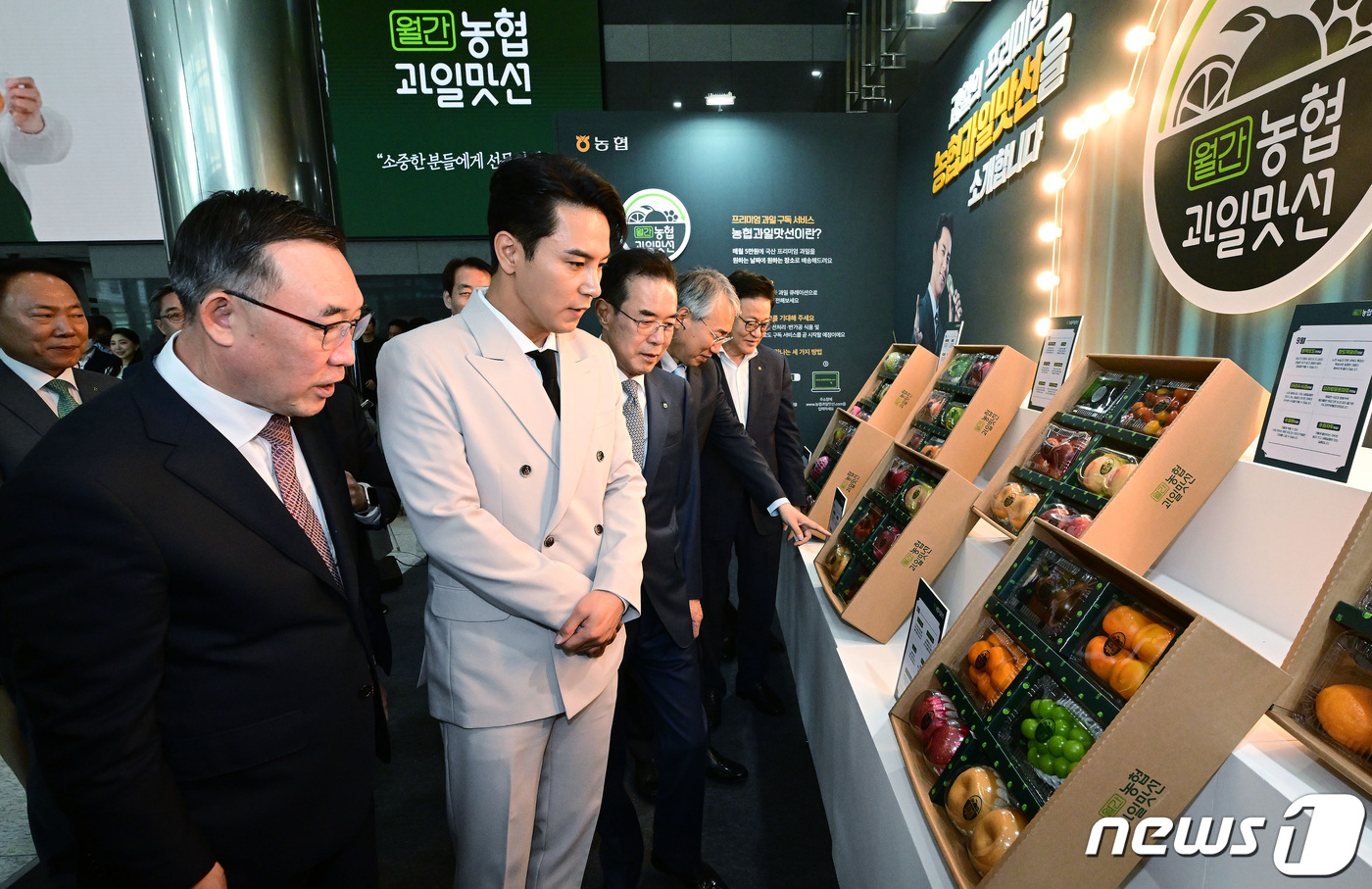(서울=뉴스1) 이동해 기자 = 26일 서울 중구 농협중앙회에서 열린 프리미엄 과일 구독서비스인 '농협과일맛선' 론칭 행사에서 이성희 농협중앙회장이 가수 장민호와 부스를 둘러보고 …