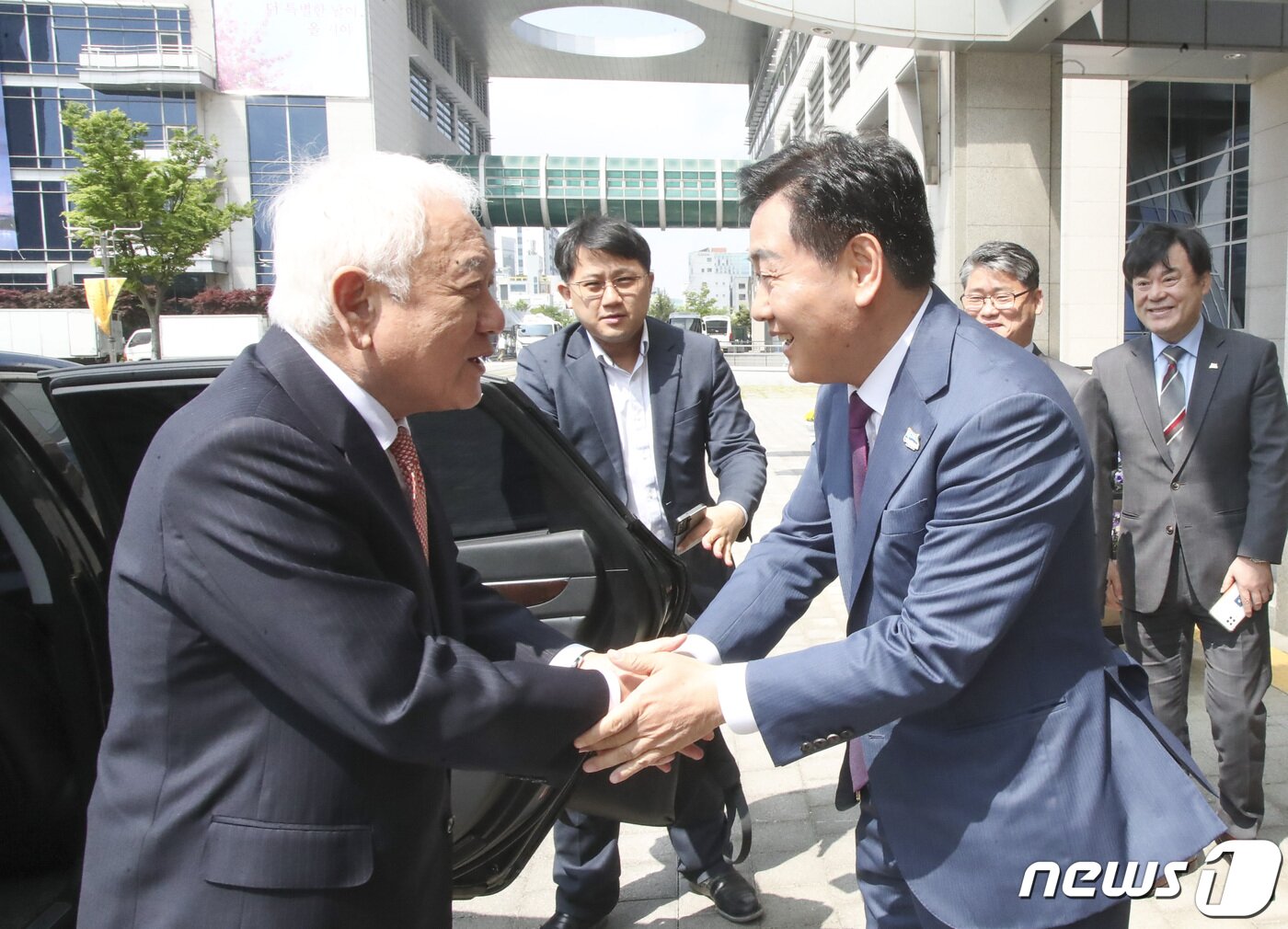 본문 이미지 - 26일 대통령 직속 국민통합위원회 전북지역협의회 출범식에 참석한 김한길 위원장이 전북도청에 들어서며 김관영 전북지사와 악수를 하고 있다.2023.4.26.(전북도 제공)/뉴스1  