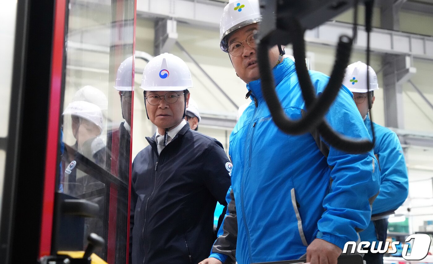 본문 이미지 - 이정식 고용노동부 장관이 26일 2023년 제8차 현장점검의 날을 맞아 경기도 화성시의 소규모 제조업 사업장을 방문, 위험성평가의 시행 여부 및 그 적정성을 살피고 현장 순회 점검하고 있다. (고용노동부 제공) 2023.4.26/뉴스1