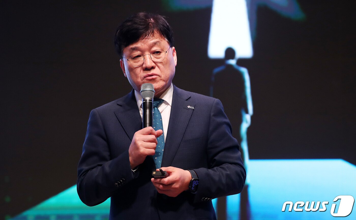 본문 이미지 - 정만기 한국무역협회 상근부회장이 26일 서울 중구 대한상공회의소 국제회의장에서 열린 뉴스1 미래포럼 2023에서 수출부진 원인 진단과 대책을 주제로 특별 강연을 하고 있다. 이번 포럼은 '포스트 팬데믹시대 , 회복 위한 해법 찾기'(Resilience in Post-Pandemic World)를 주제로 뉴스1과 국회미래연구원이 공동 주최했다. 2023.4.26/뉴스1 ⓒ News1 박지혜 기자